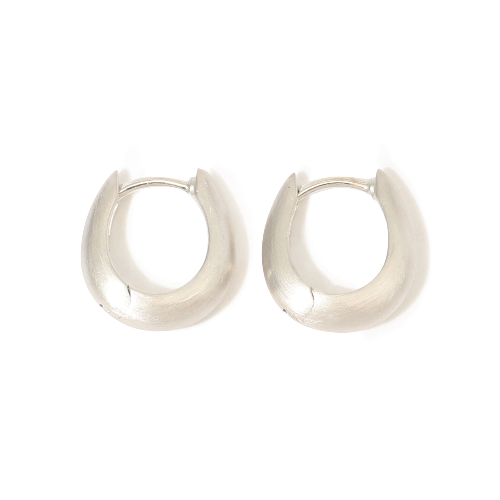 TOMWOOD Liz huggies satin ピアス　トゥモロー Liz Huggies Satin Gold - Tom Wood Project Official Online Store