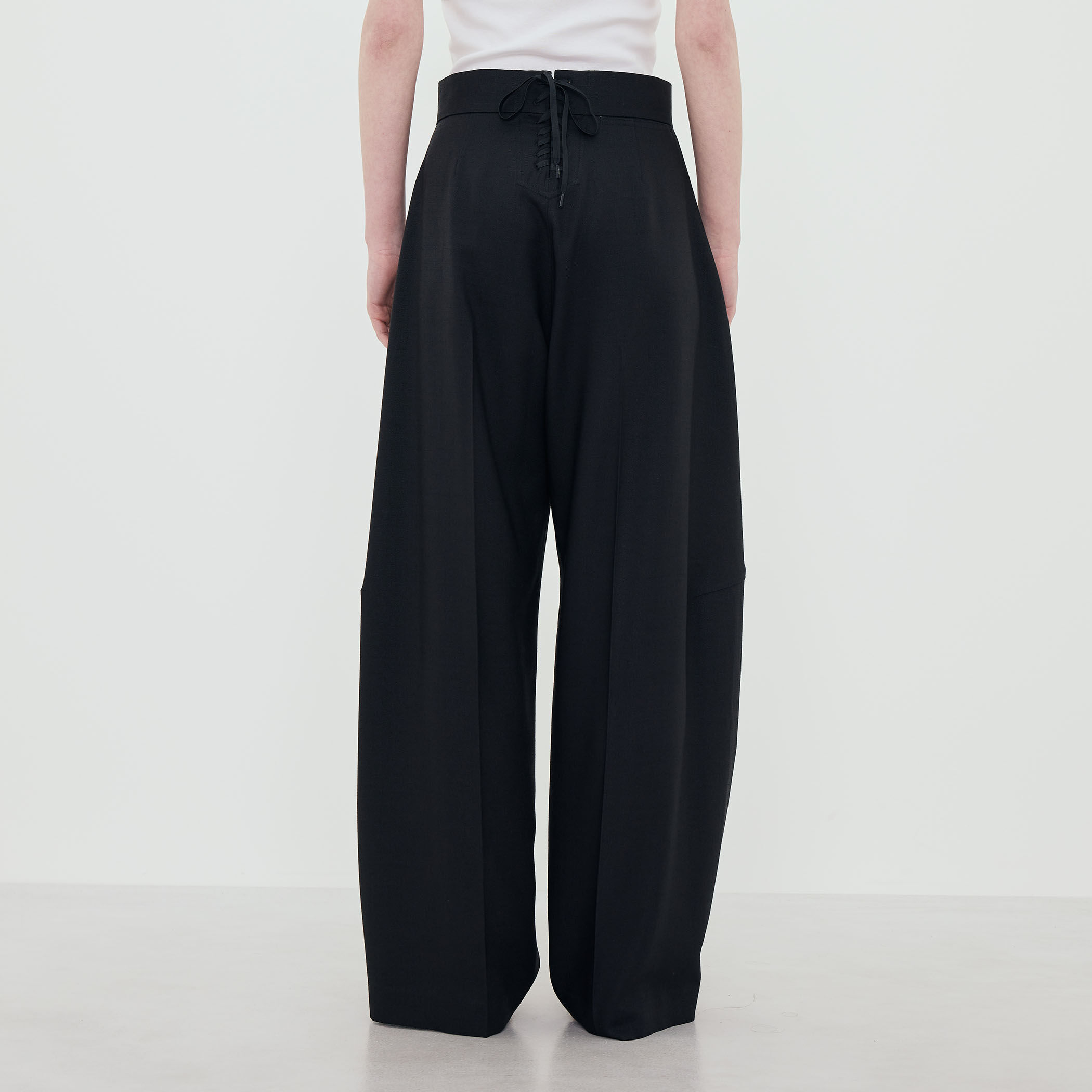 HYKE SAILOR BARREL-LEG PANTS バレルパンツ｜トゥモローランド 公式サイト