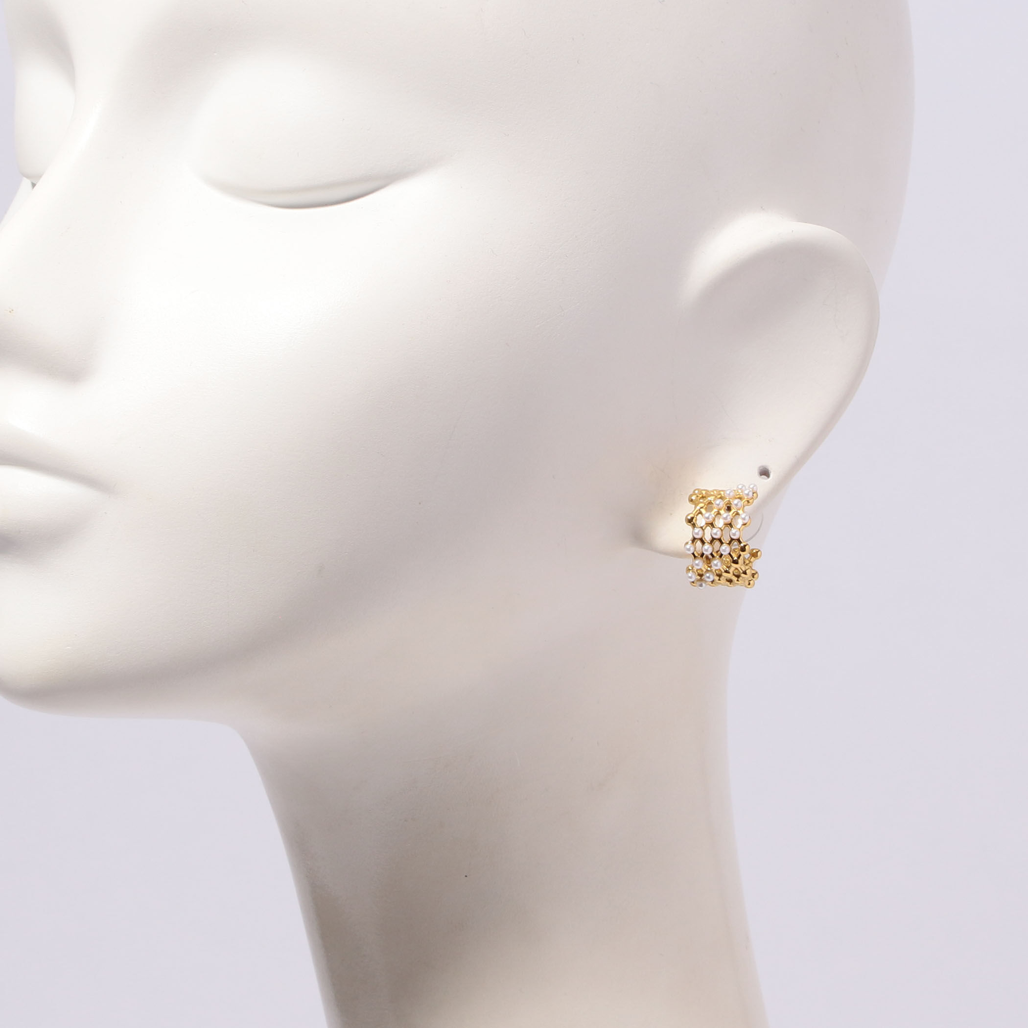 Kenneth Jay Lane gold pearl dots hoop ピアス｜トゥモローランド