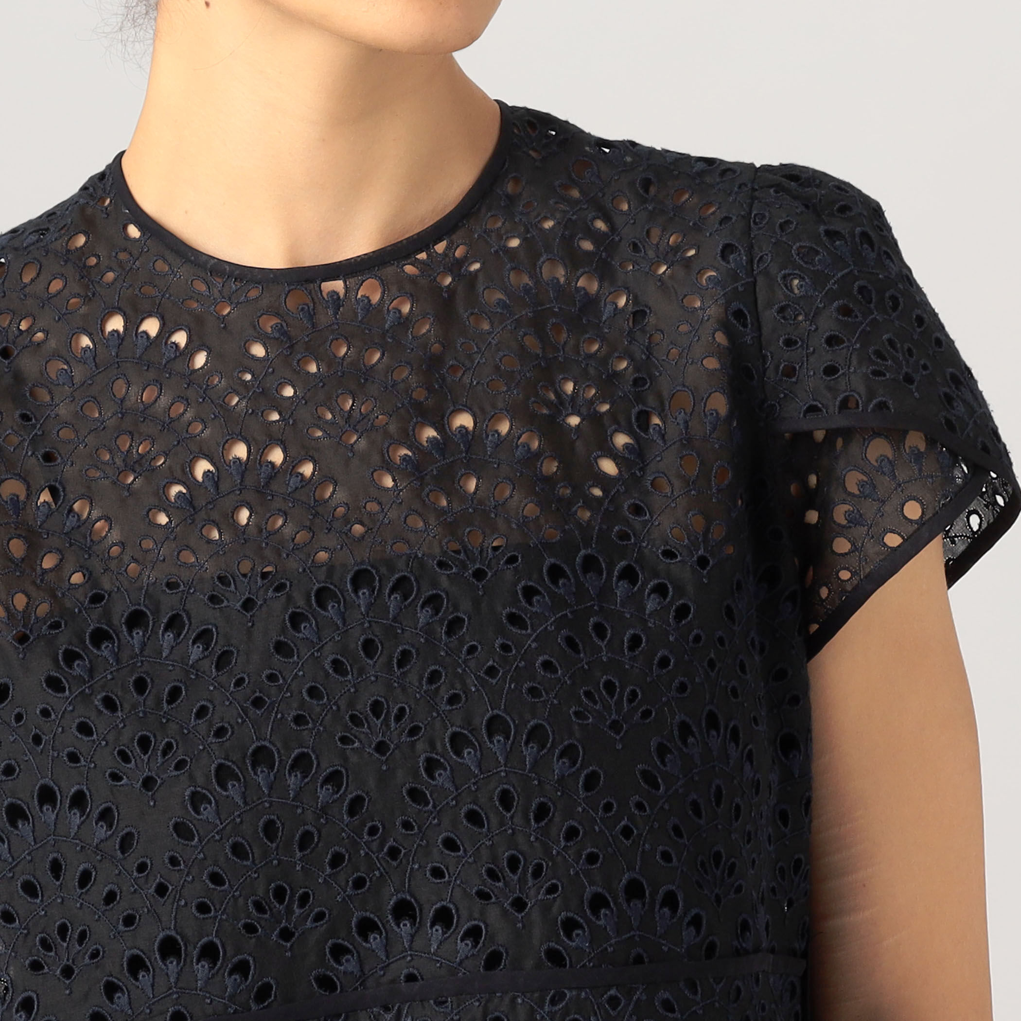 ピーコックエンブロイダリー ペタルスリーブブラウス