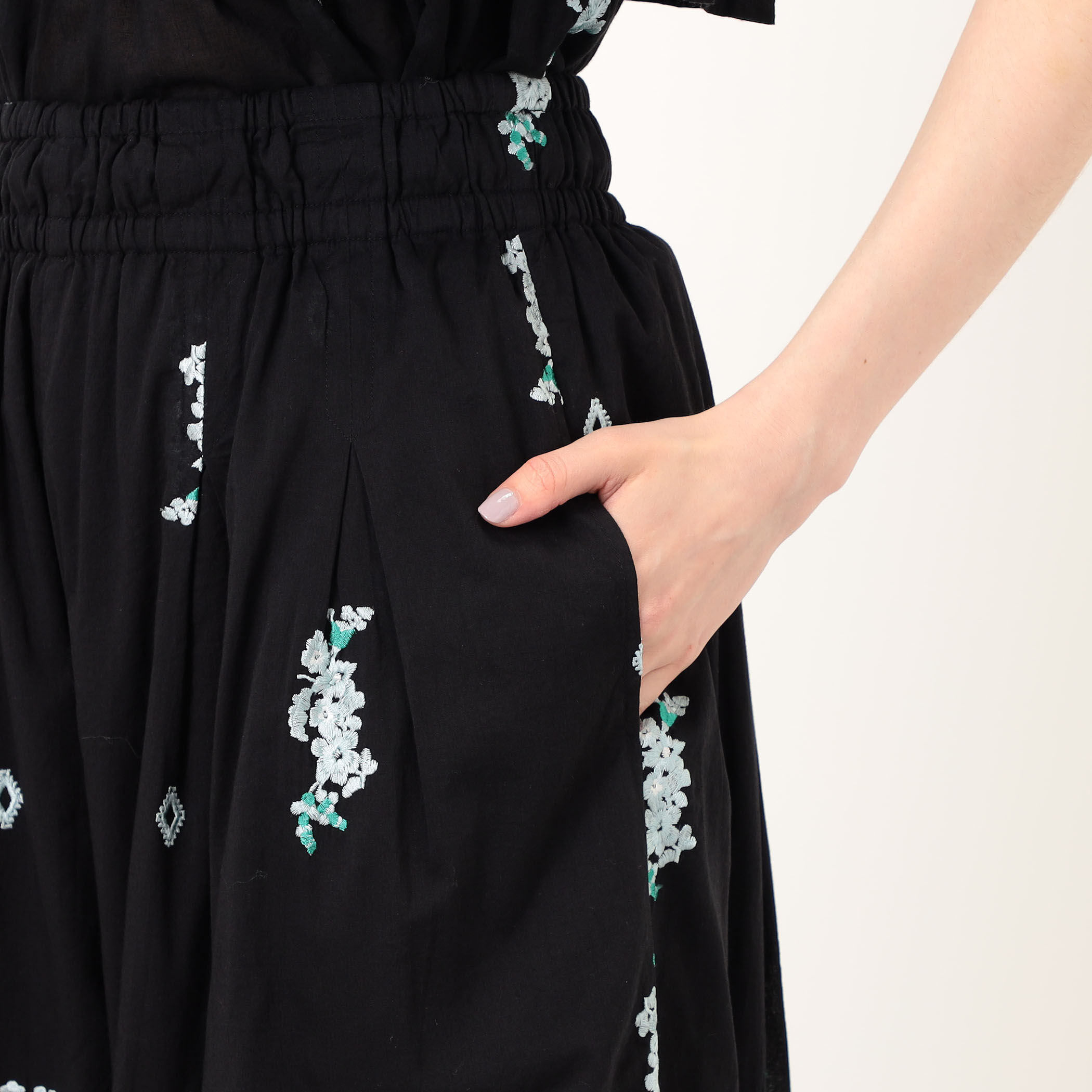 別注ヌキテパBLACK ✖️トゥモローランド　プリントパンツ ne Quittez pas Cotton Voile Jasmin パンツ｜トゥモローランド 公式サイト