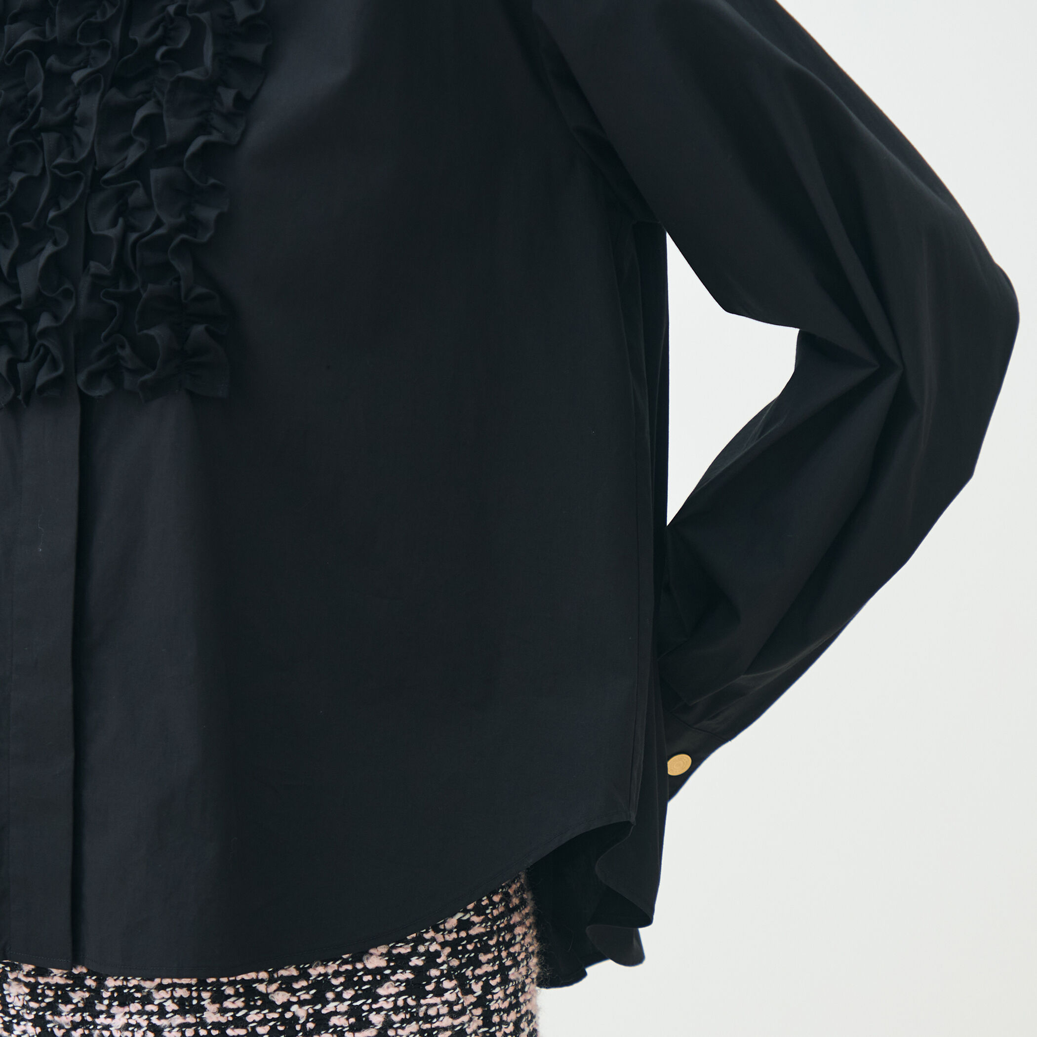 ブラックコンビネーション ラッフルブラウス｜トゥモローランド 公式通販