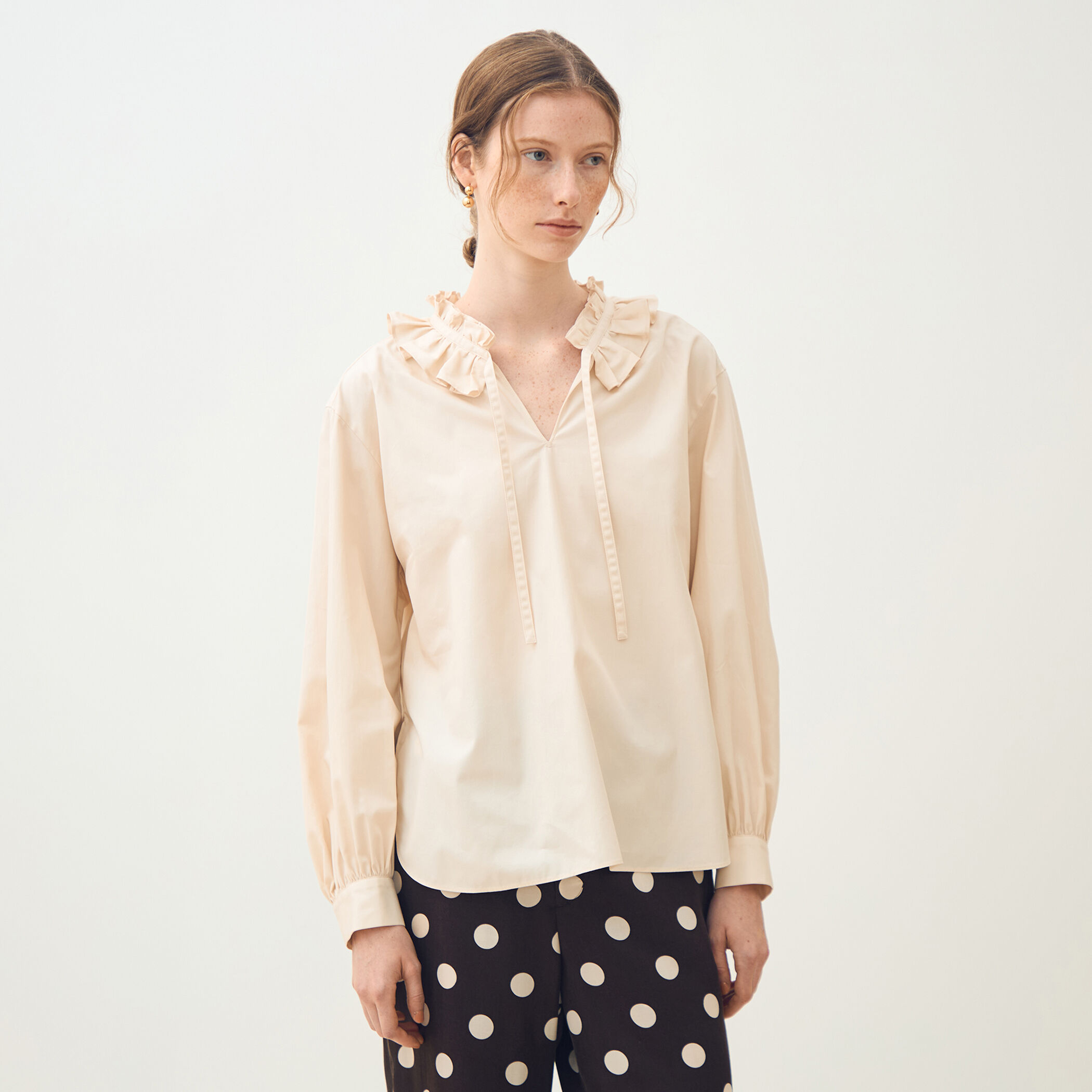 ライトモールスキン ラッフルブラウス｜トゥモローランド 公式通販