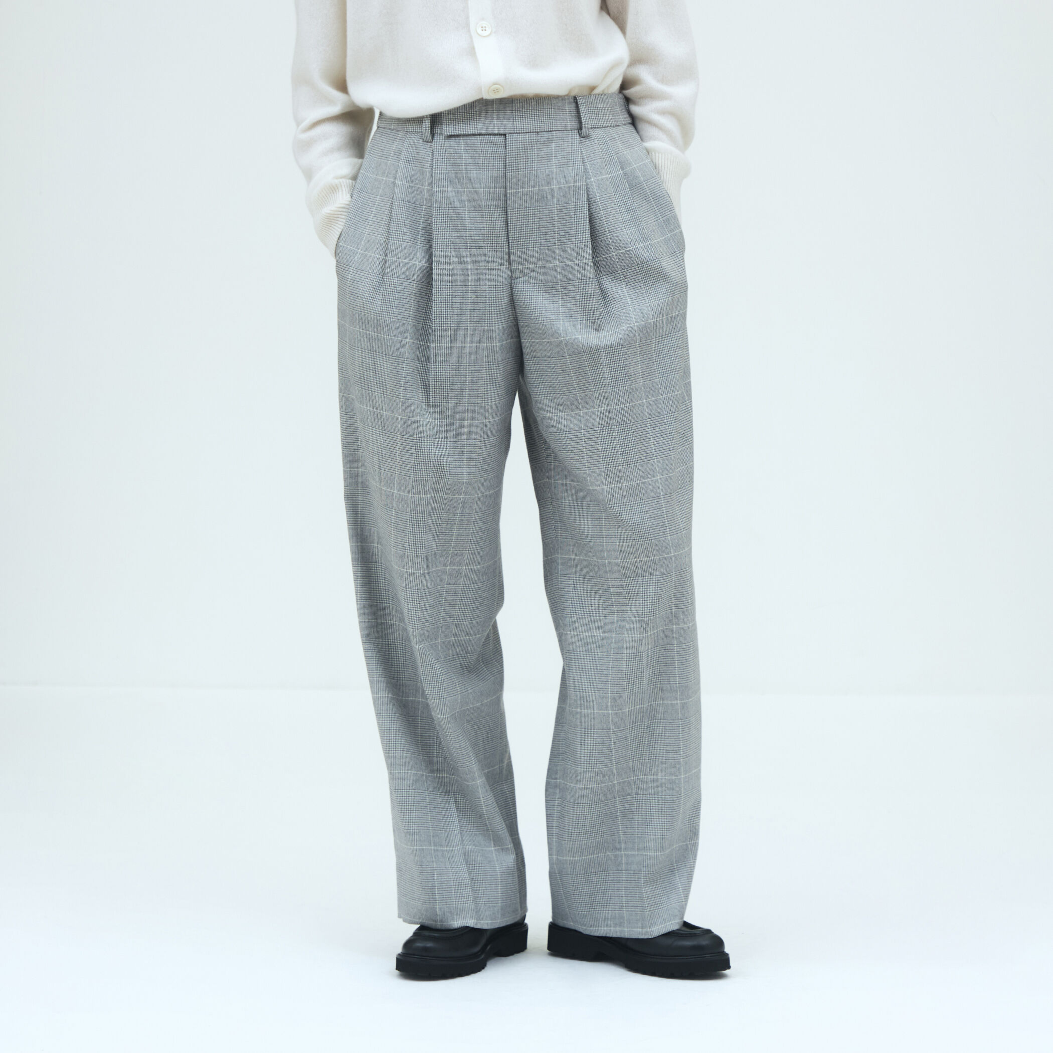 ライトフラノストレッチ タックストレートパンツ｜トゥモローランド