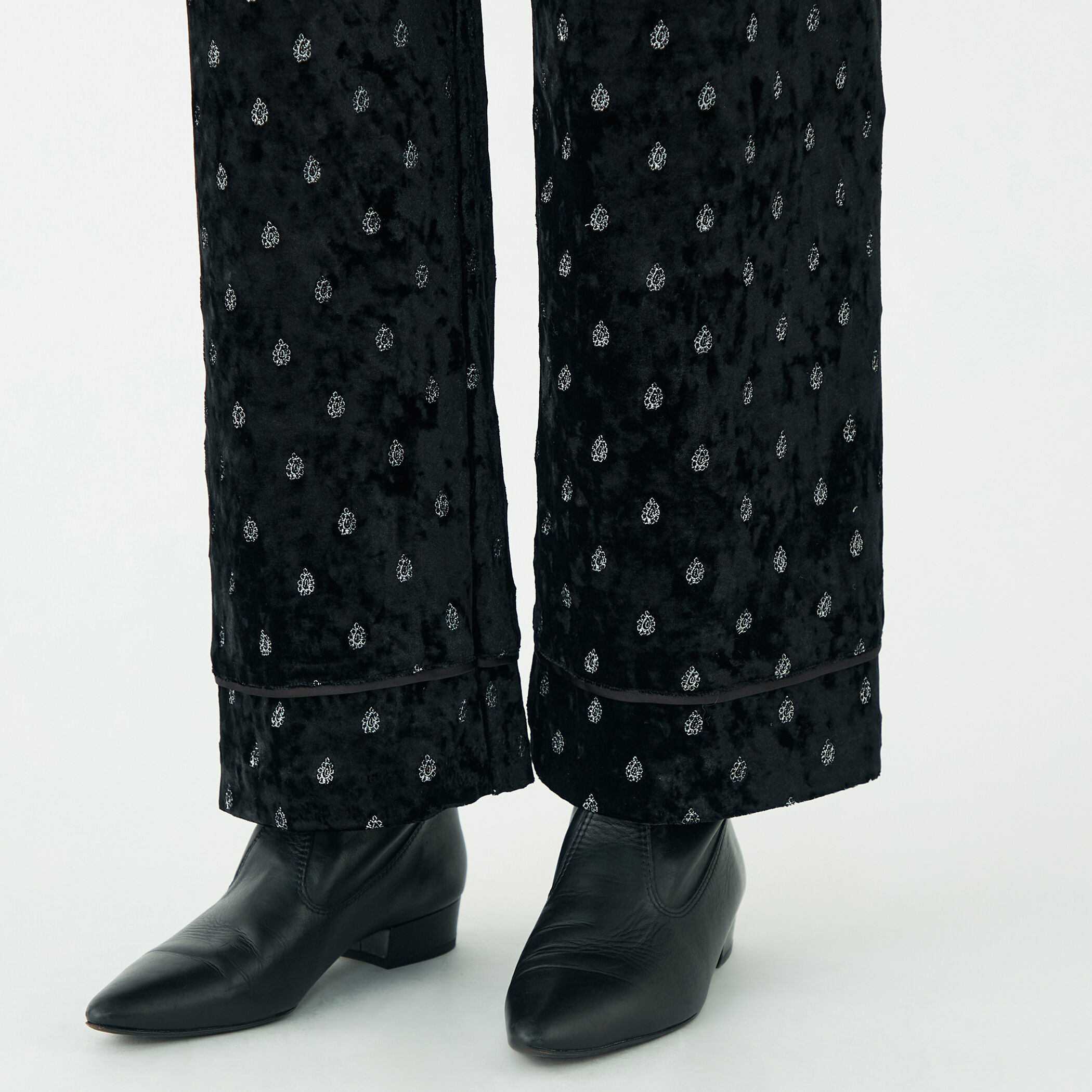 ベロアエンブロイダリー ナローストレートパンツ｜トゥモローランド