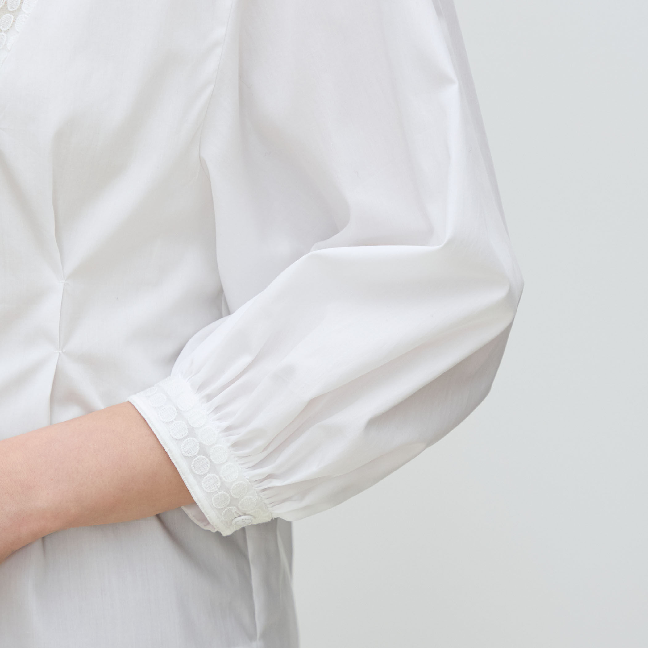 シアーサークルエンブロイダリー コンビブラウス｜トゥモローランド