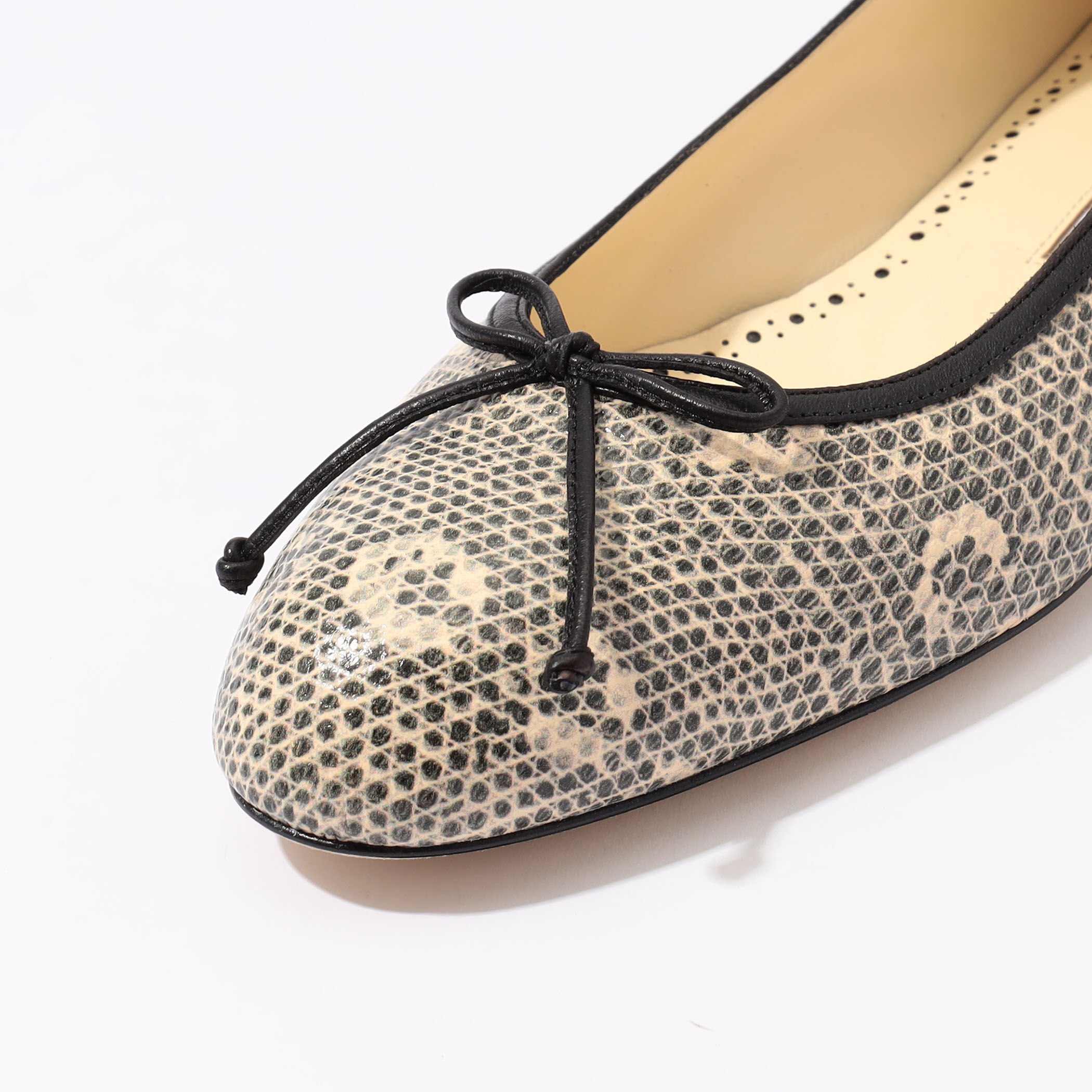 MANOLO BLAHNIK VERALLIM フラットバレエシューズ｜トゥモローランド