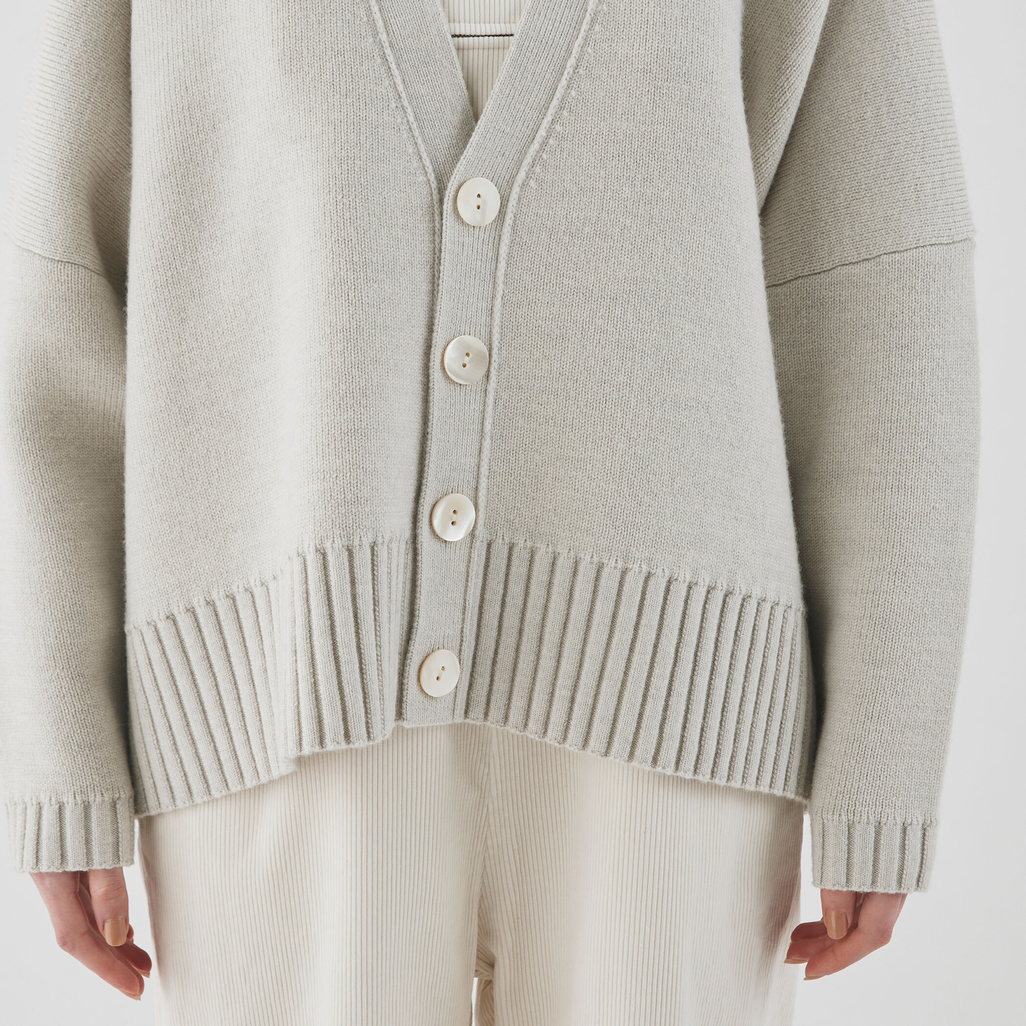 ウーステッドダブルフェイス Vネックカーディガン｜トゥモローランド