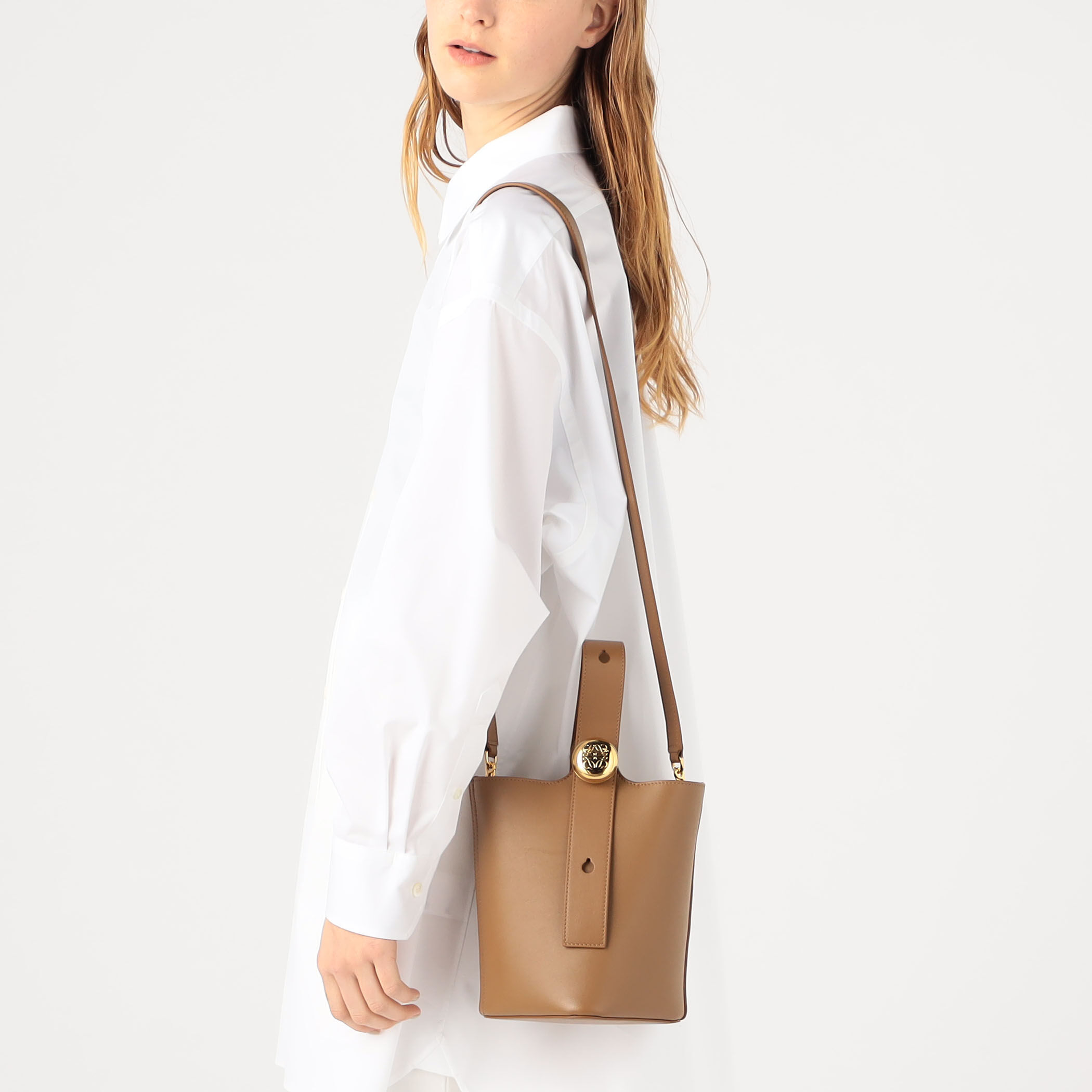 【大人気♡売切必至】★LOEWE★ぺブル バケットバッグ ミニ LOEWE ぺブルバケットミニバッグ｜トゥモローランド 公式通販