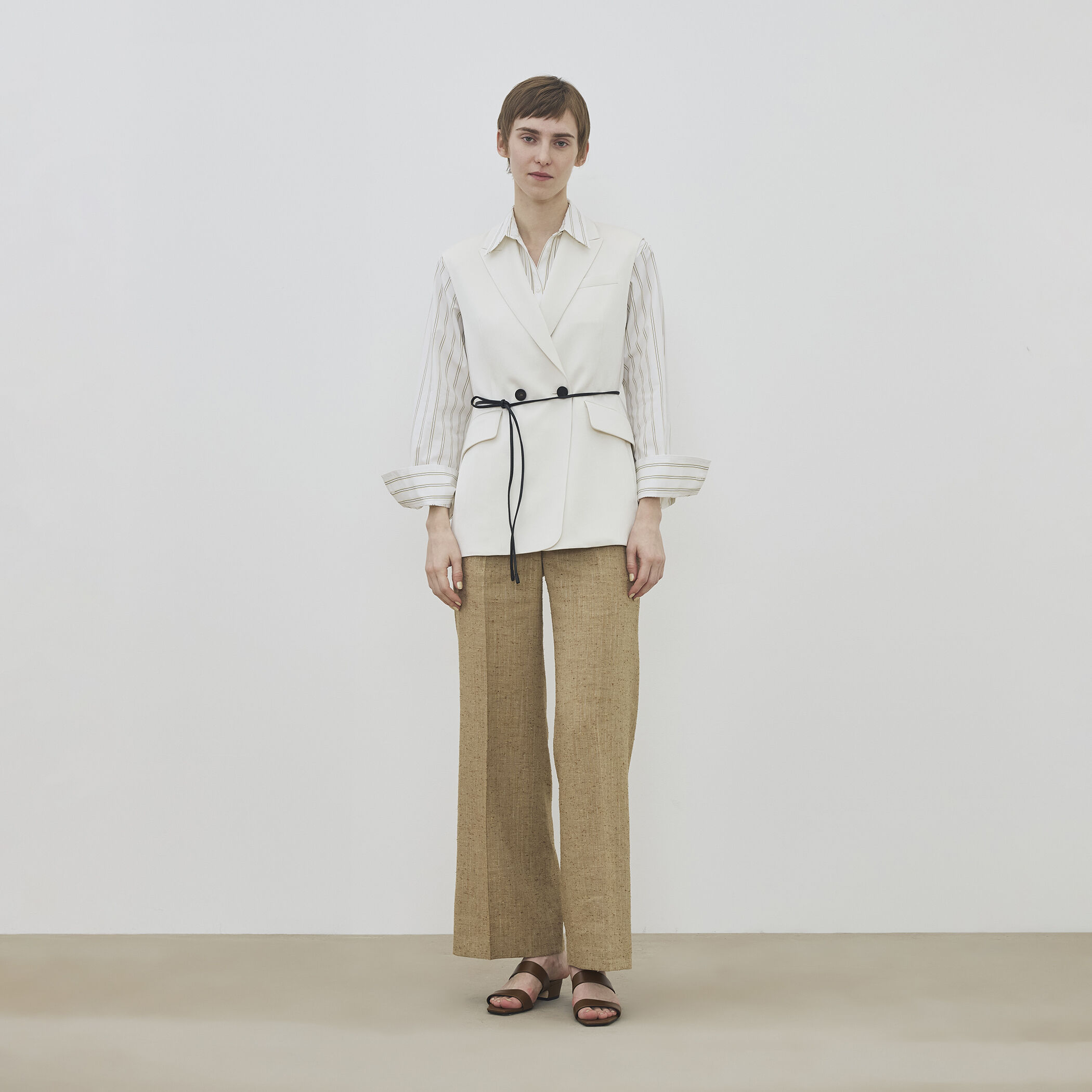 WEB先行予約】サテンジョーゼット ベルテッドジレ｜トゥモローランド