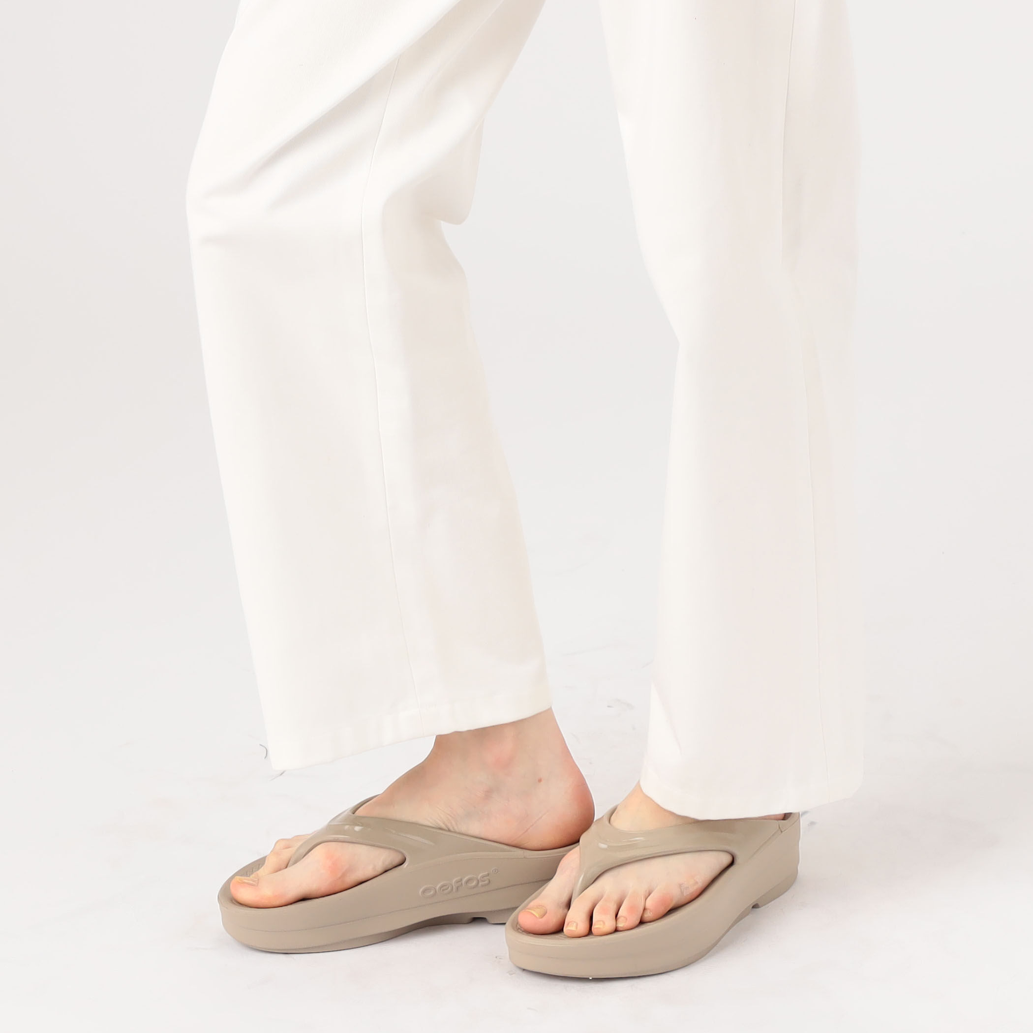 OOFOS OOmega サンダル｜トゥモローランド 公式通販