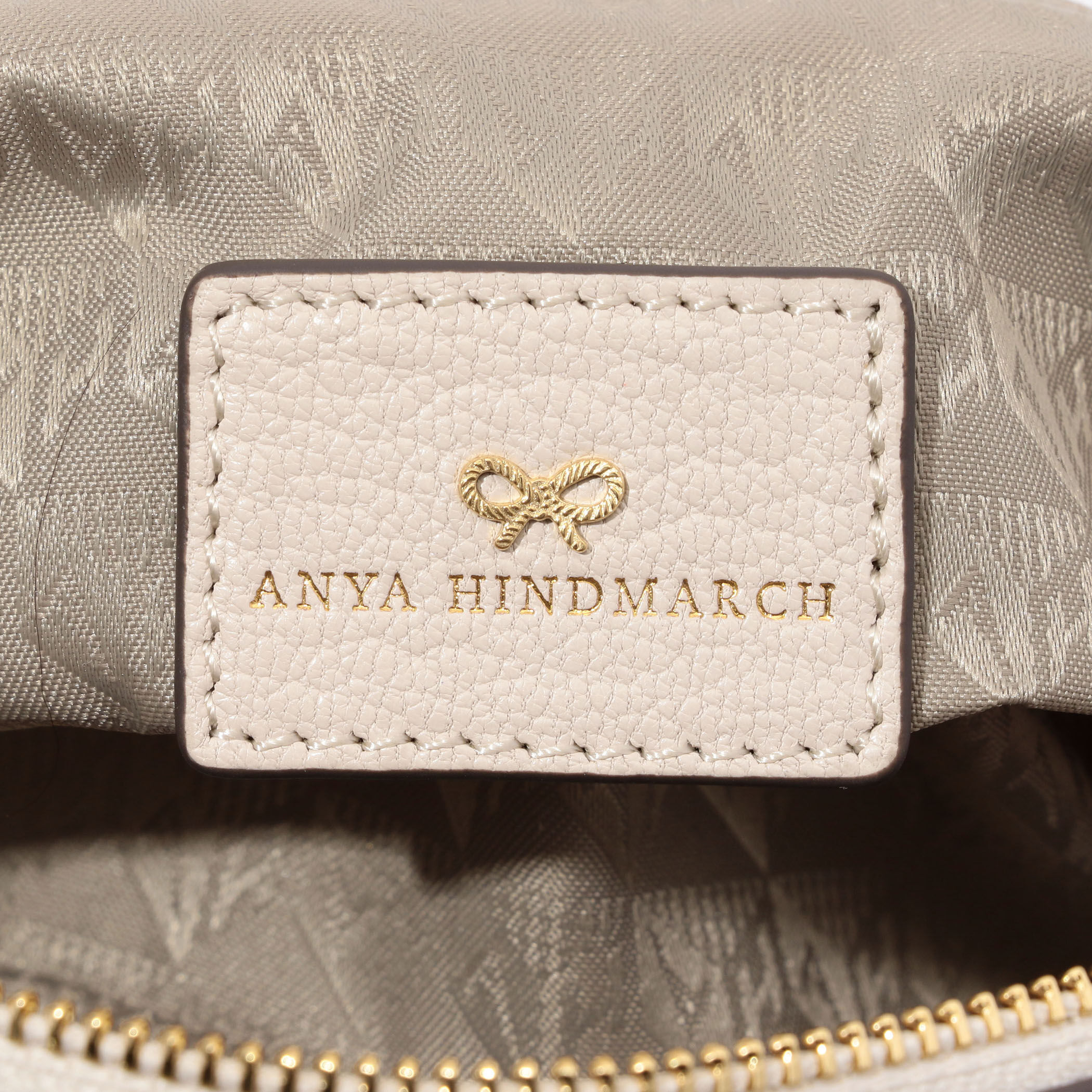 関送込 ガーリースタッフポーチ AH ロゴ・ガーリー・スタッフ・ポーチ | Anya Hindmarch JP