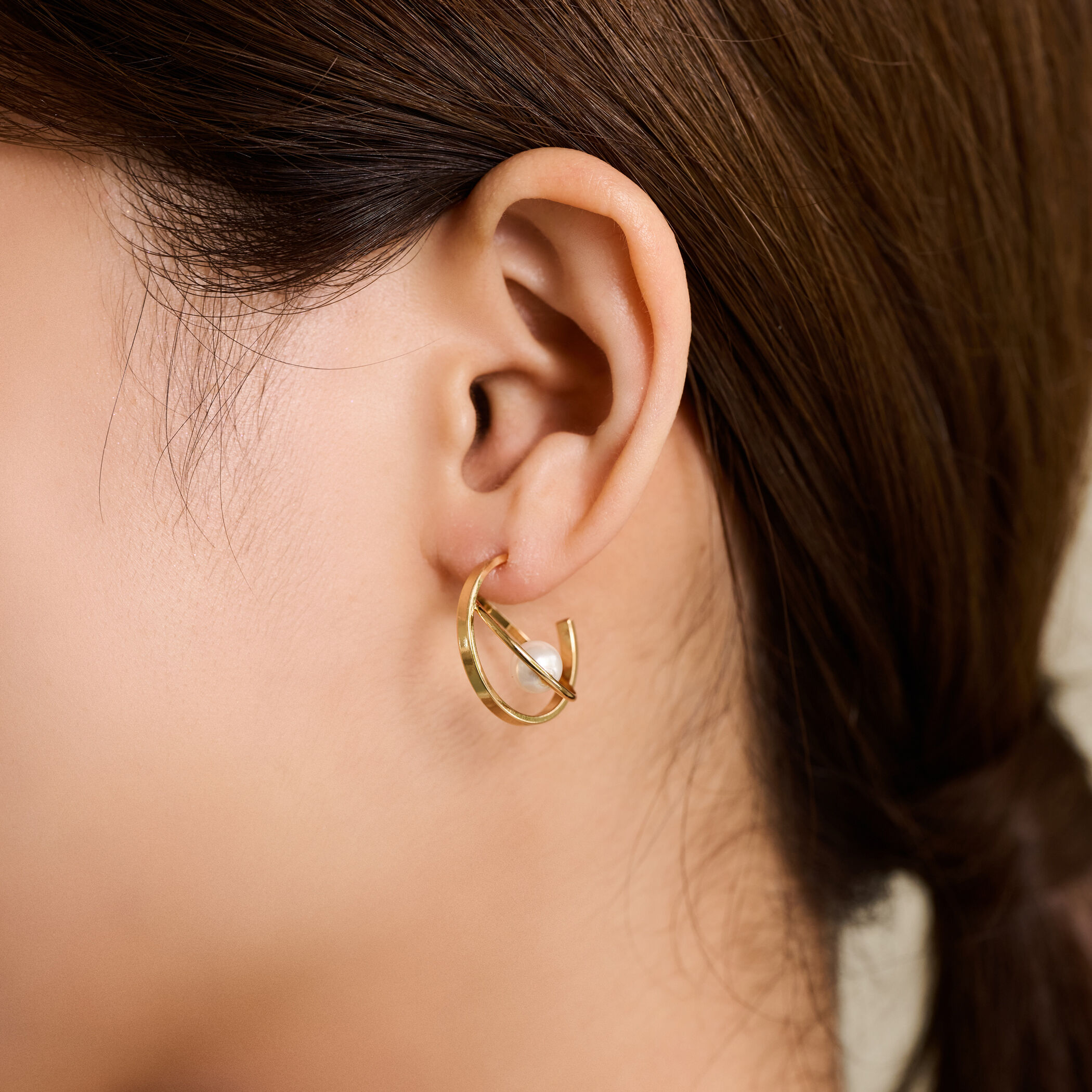 別注】januka ダブルフープ パールピアス｜トゥモローランド 公式サイト