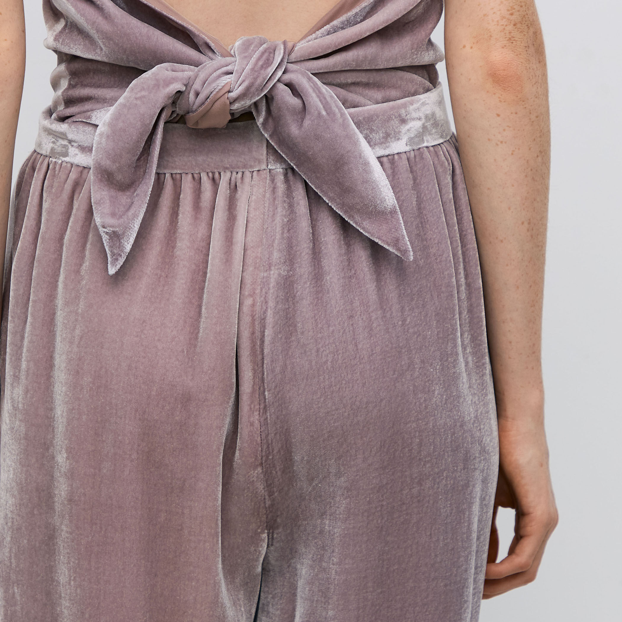 レーヨンシルクベルベット ホルターネックブラウス｜トゥモローランド