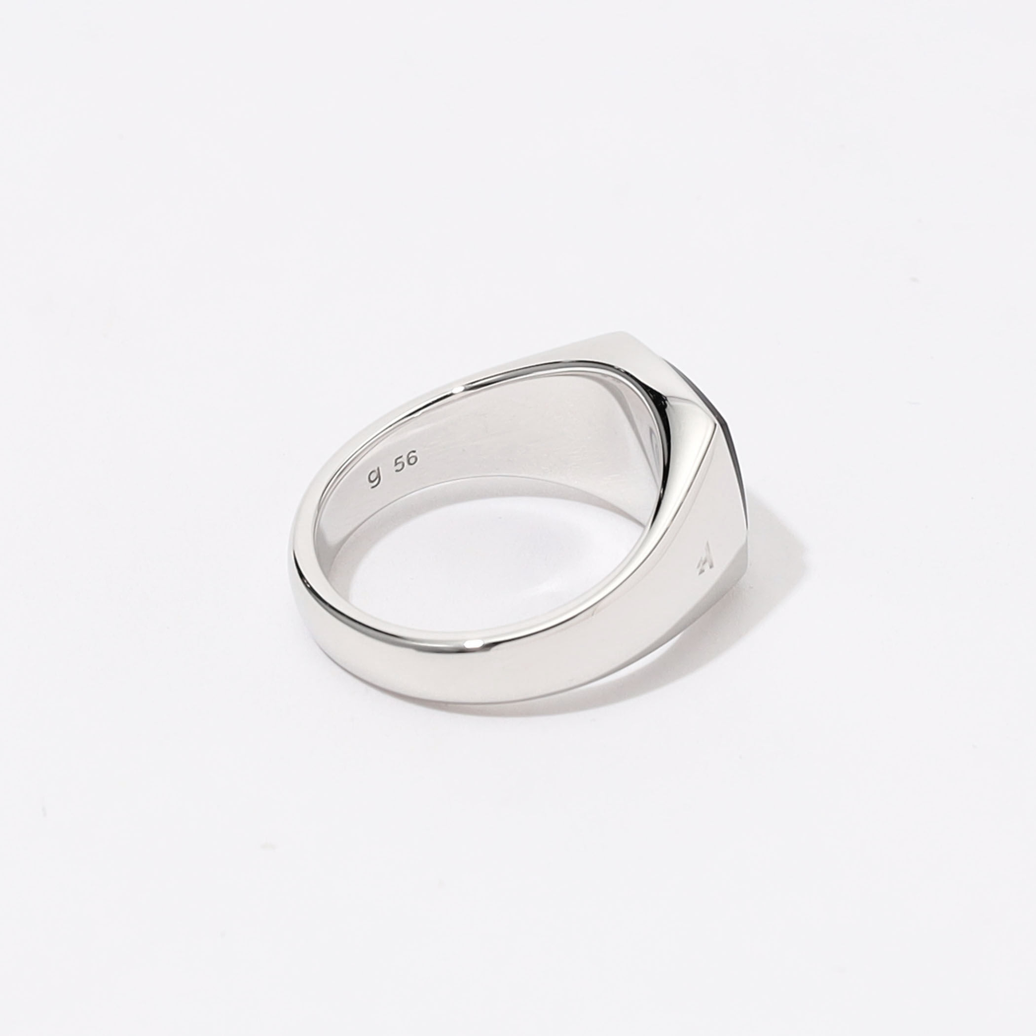 TOM WOOD Kay Ring Polished Onyx シグネットリング｜トゥモローランド