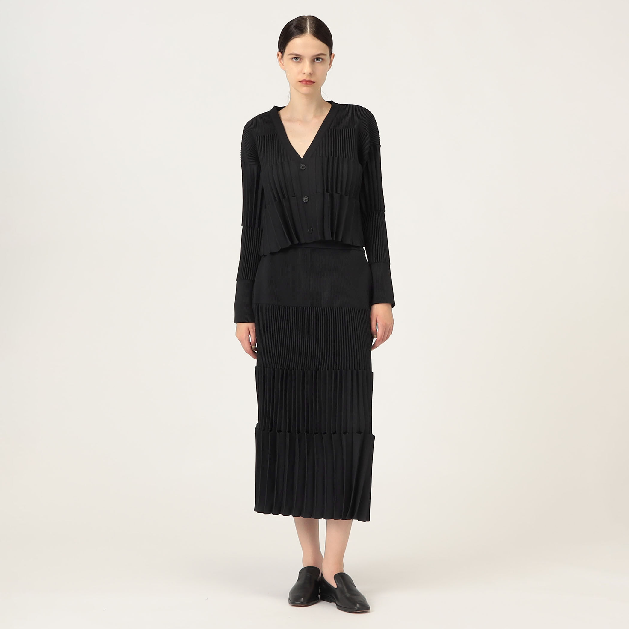 CFCL ACCORDION CROPPED CARDIGAN｜トゥモローランド 公式通販