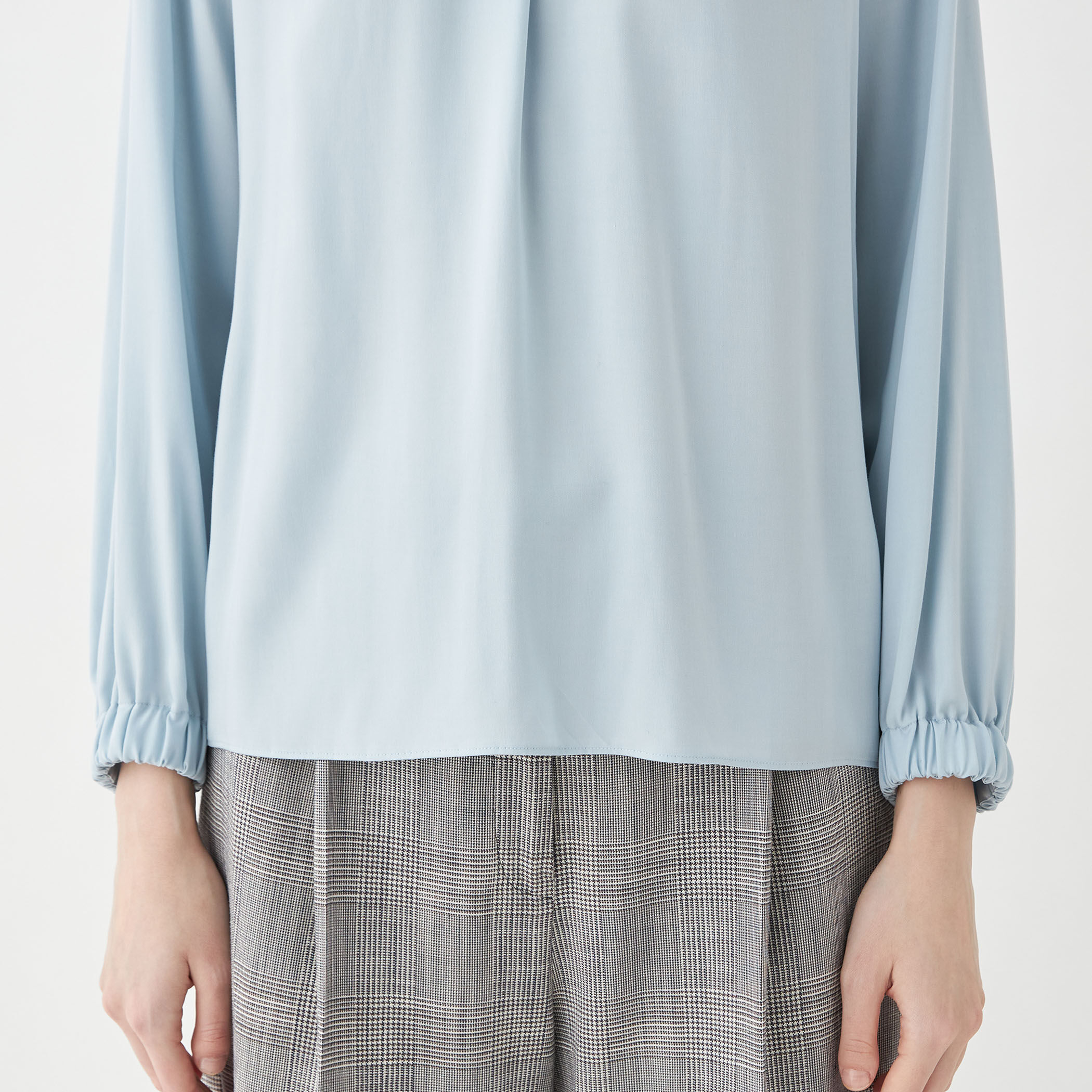 ウォッシャブルサテン スタンドギャザーカラーブラウス