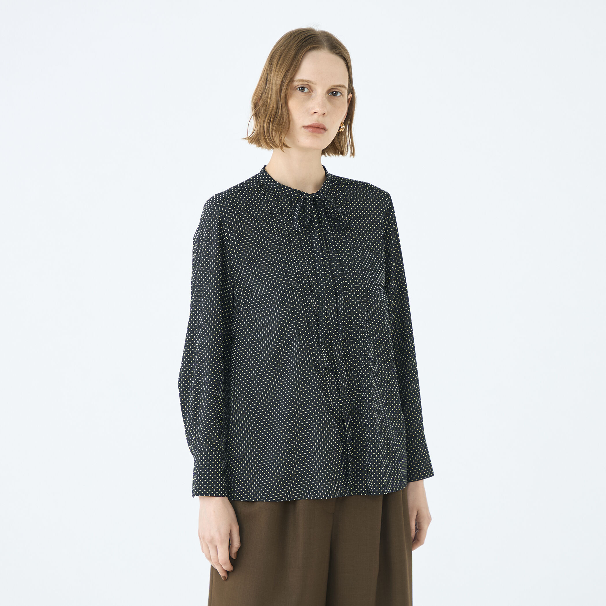 ミニドットプリント スリムボウタイブラウス｜トゥモローランド 公式通販