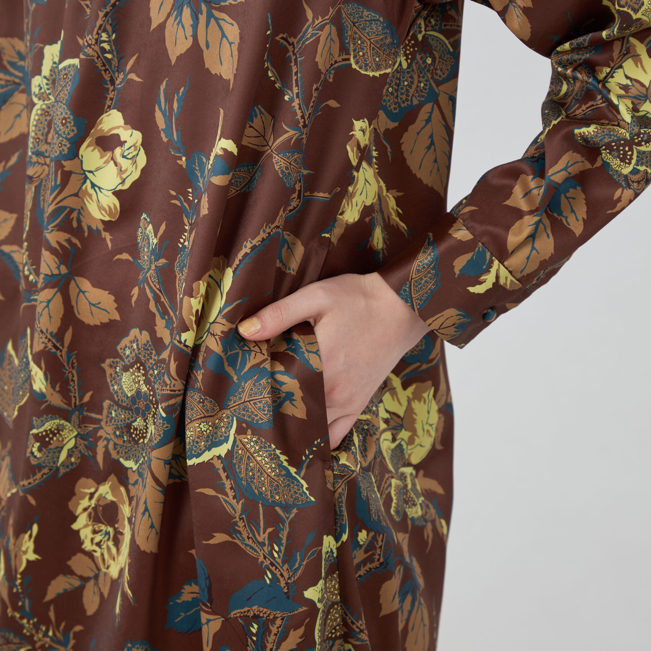 ポリエステルサテンプリント スタンドカラーワンピース