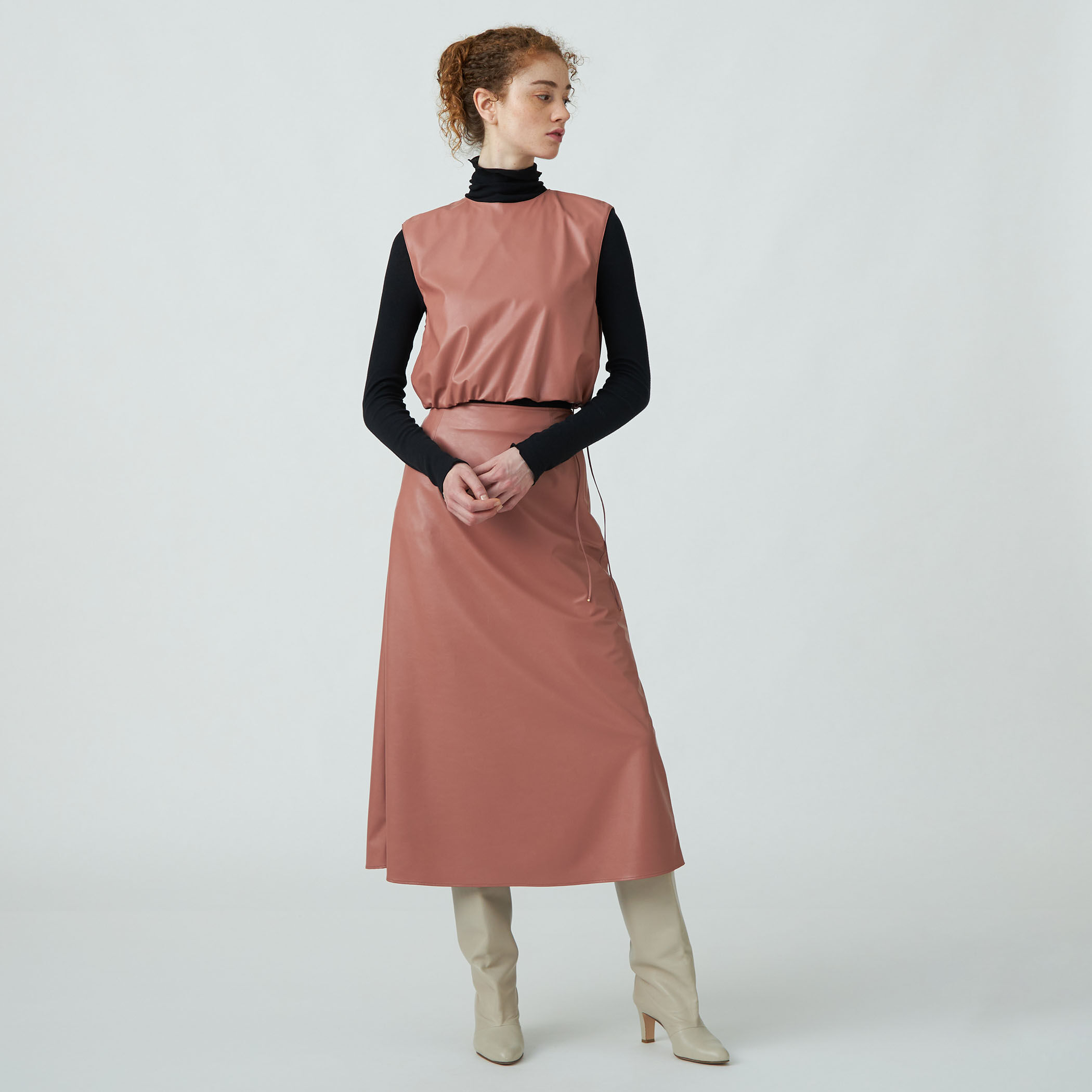 レザーライクライトクロス ショートプルオーバー｜トゥモローランド