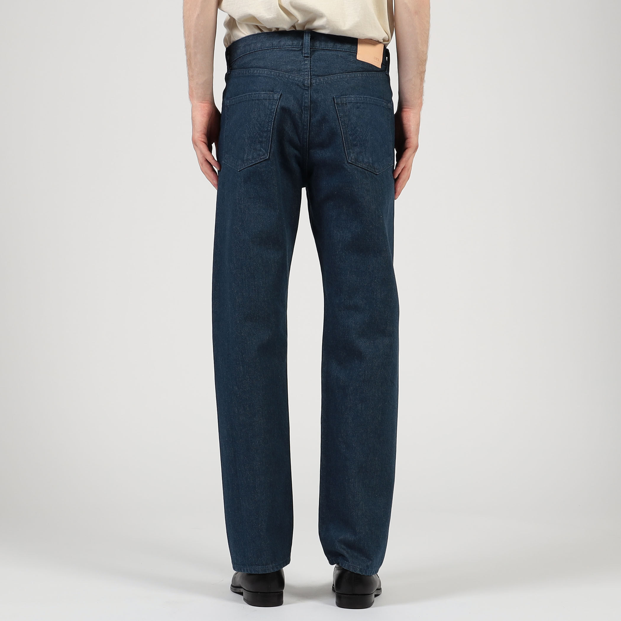 別注】EDWIN LOOSE STRAIGHT カラーデニムパンツ｜トゥモローランド
