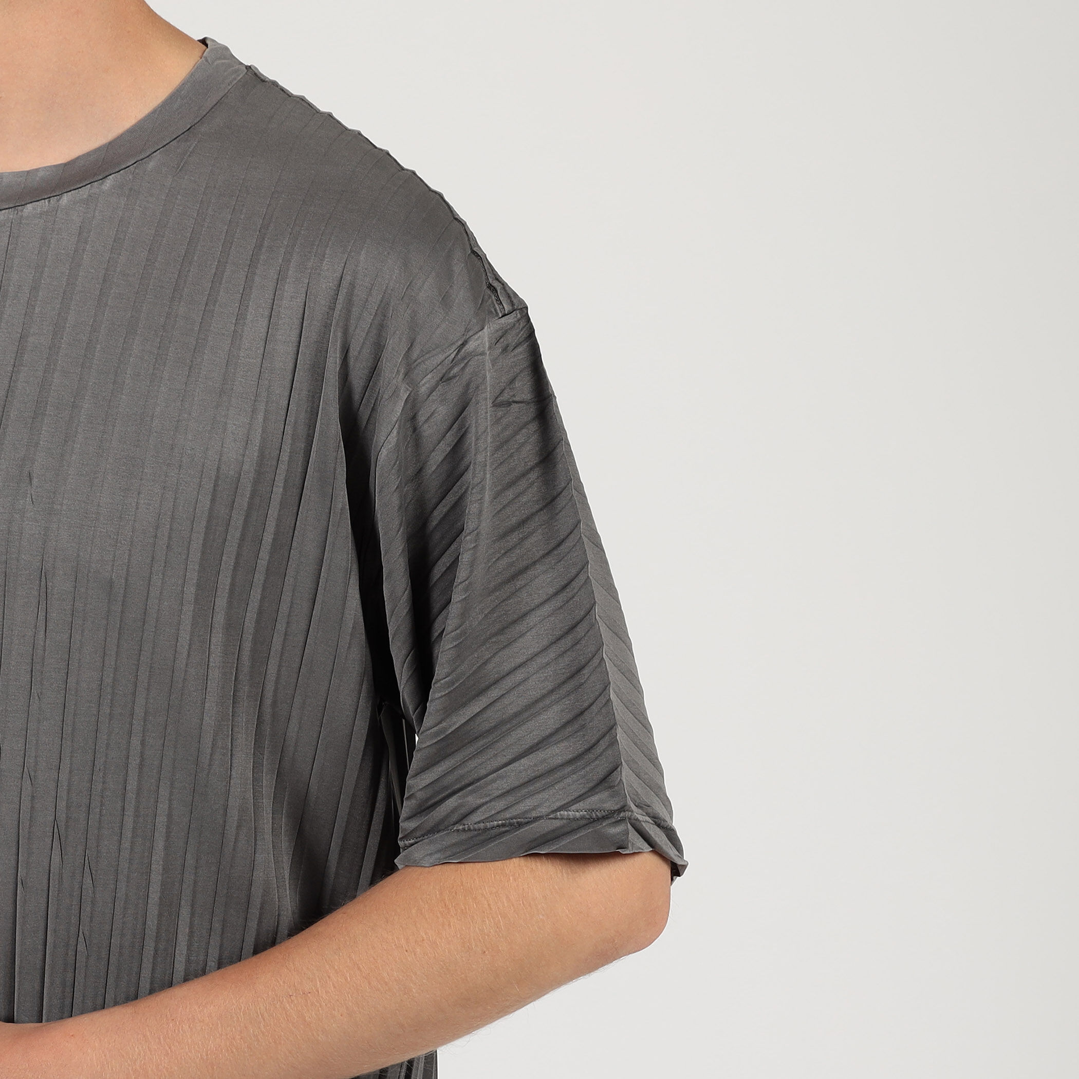 SATISFY AuraLite Pleated T-Shirt｜トゥモローランド 公式通販