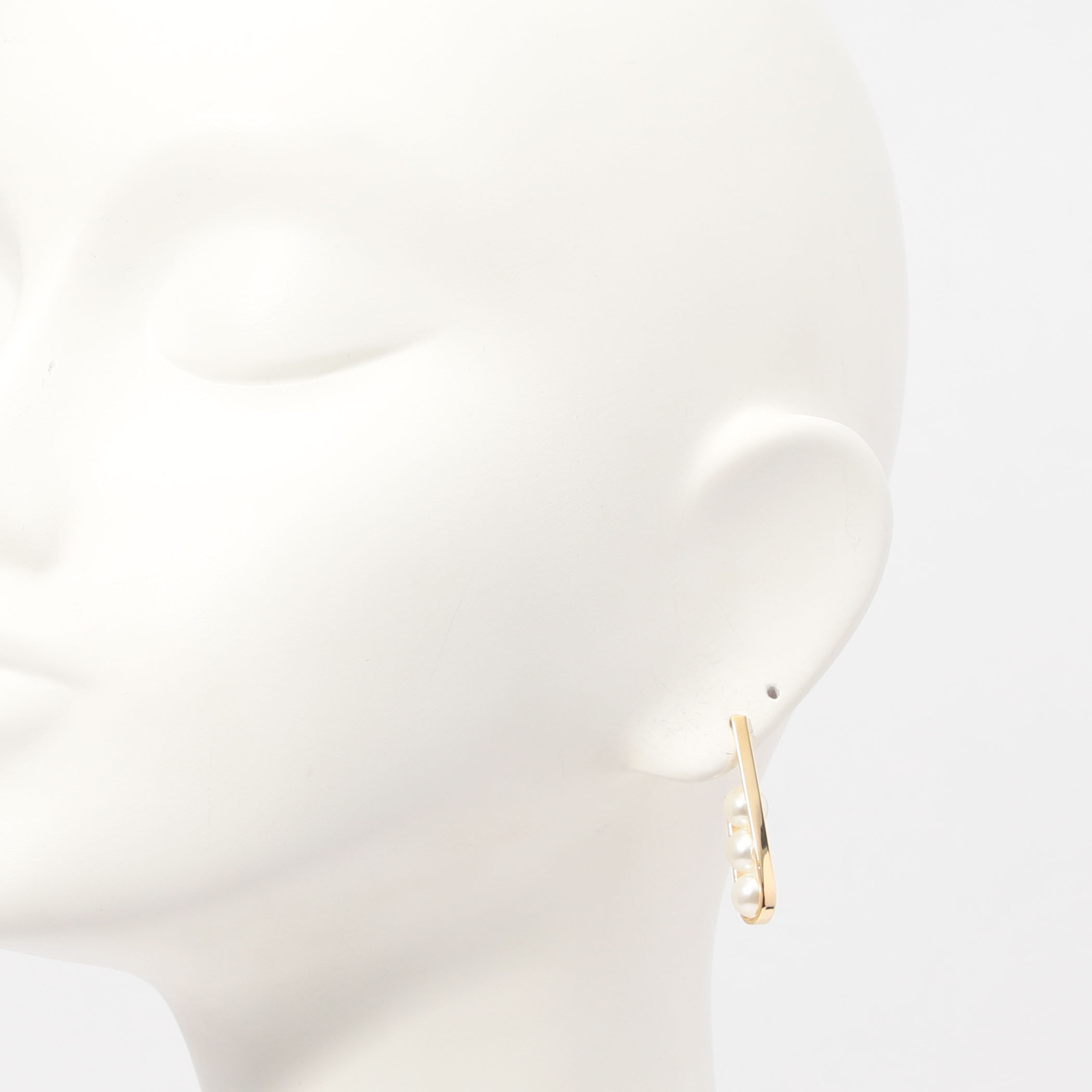 別注】januka 3シェルパールピアス｜トゥモローランド 公式サイト