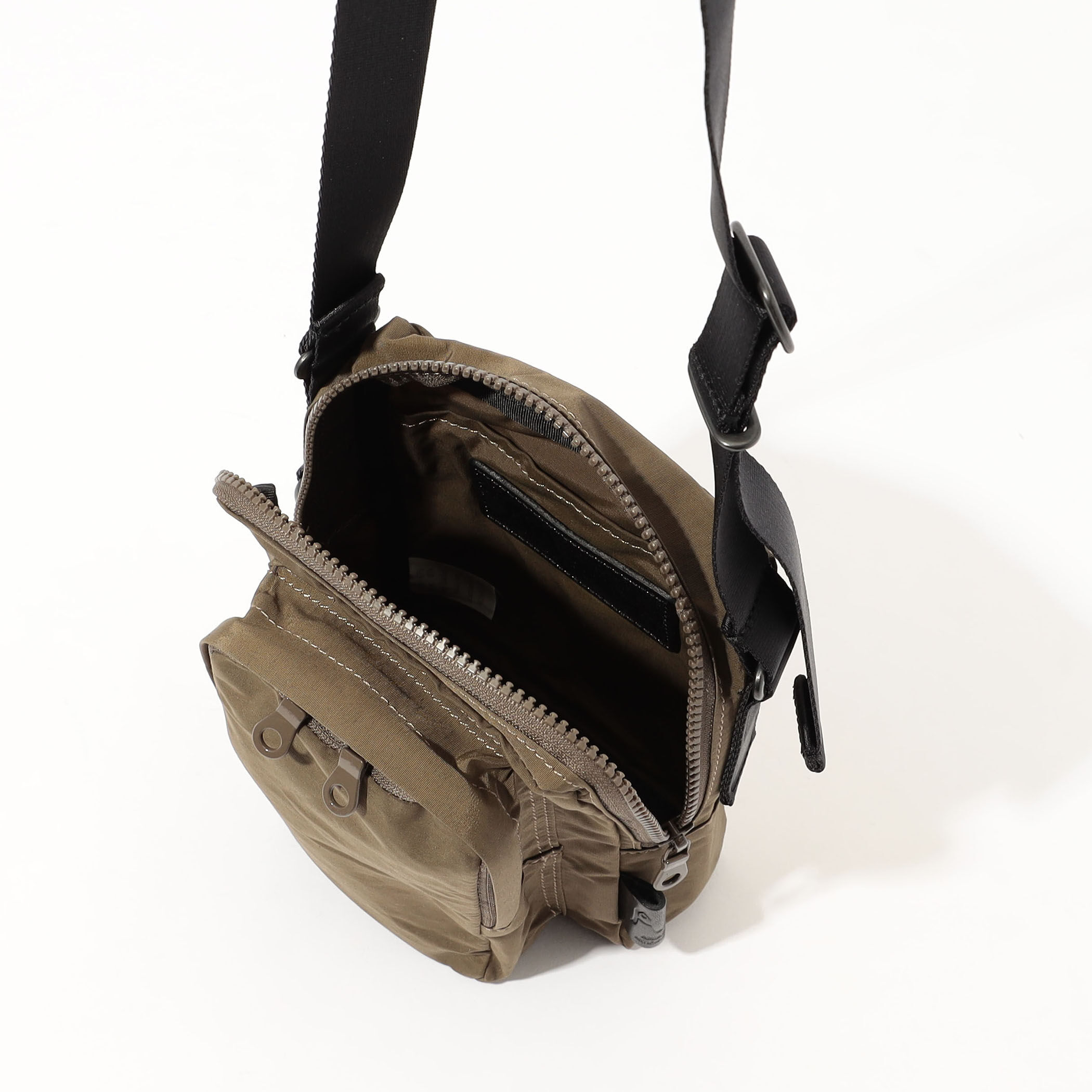 AMIACALVA N/C cloth WP POCHETTE ショルダーバッグ｜トゥモローランド 公式通販