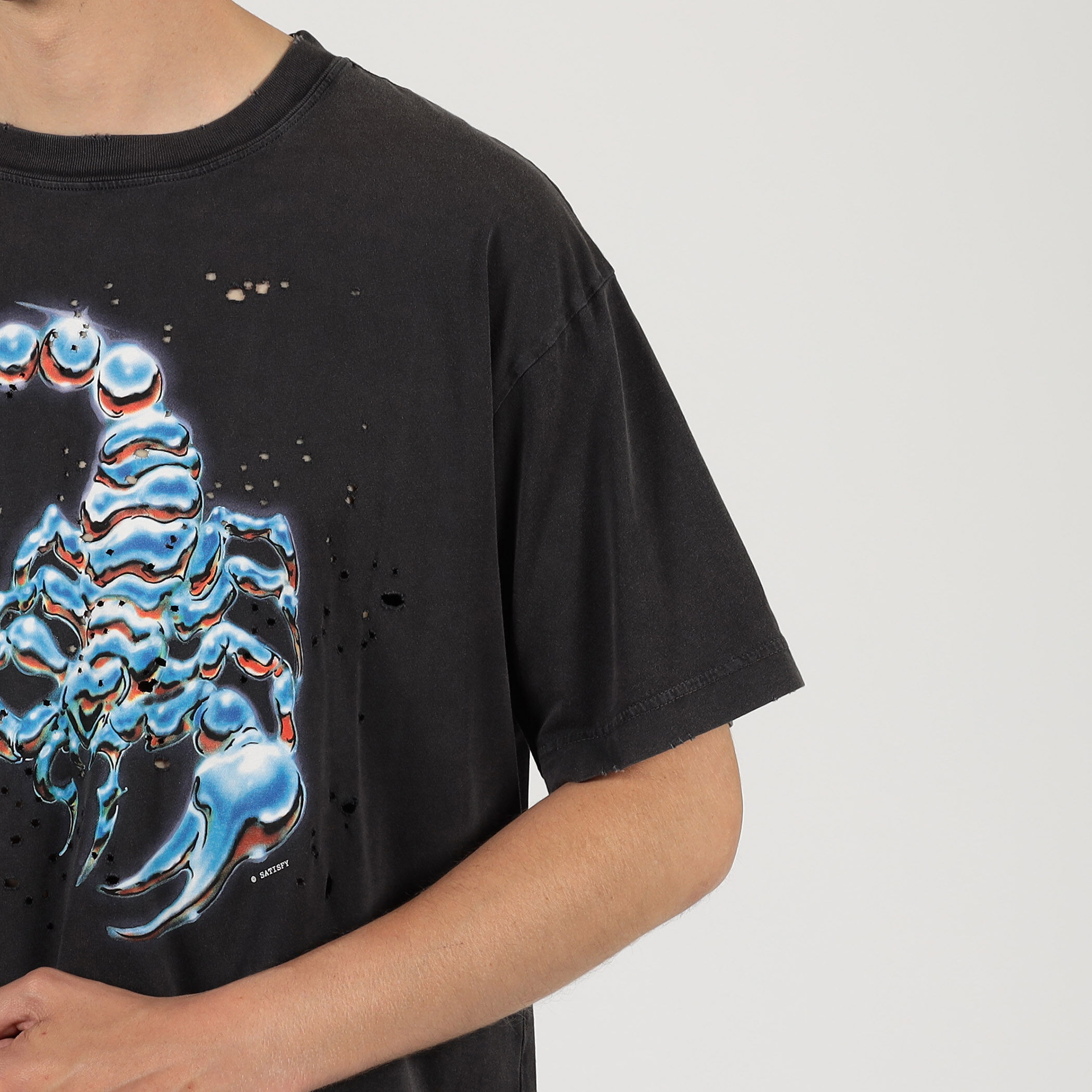 【SATISFY】MothTech スコーピン サソリ ダメージTシャツ 関送込 Satisfy Mothtech Chromed Scorpion Cotton T in Black for Men