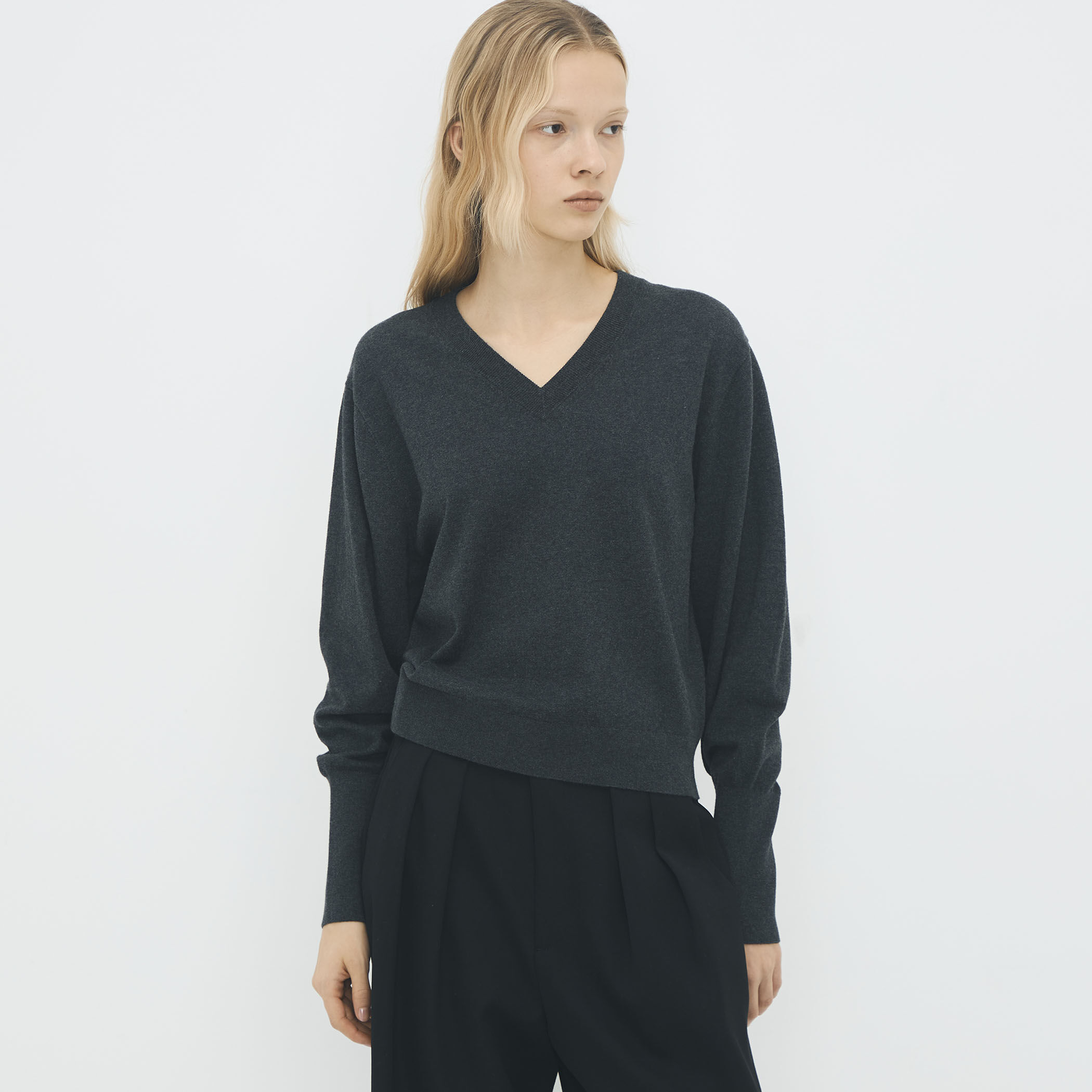 コットンカシミヤストレット Vネックプルオーバー｜トゥモローランド