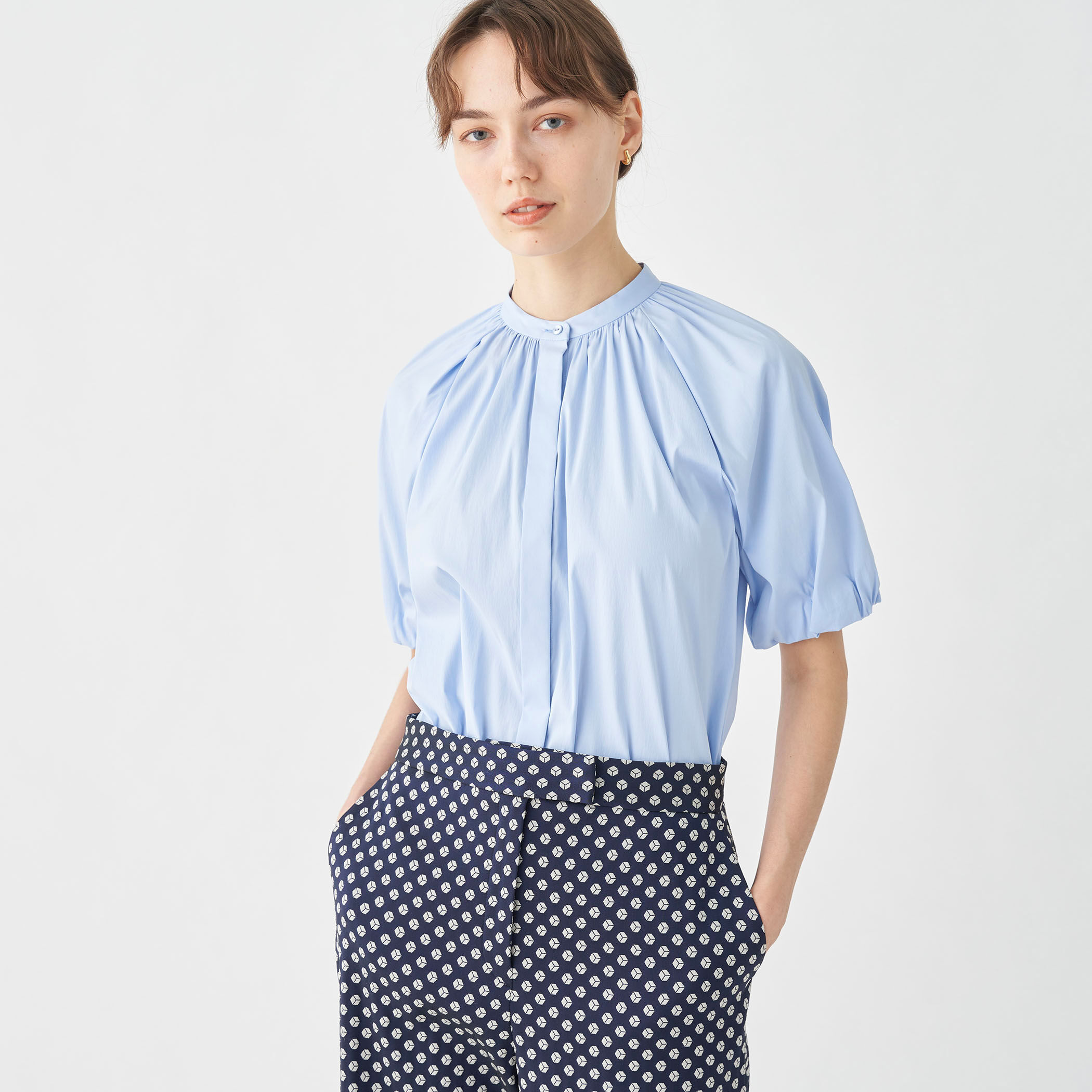 【極美品】TOMORROWLAND ストレッチブロード パフスリーブブラウス 紺 ストレッチブロード パフスリーブブラウス｜トゥモローランド