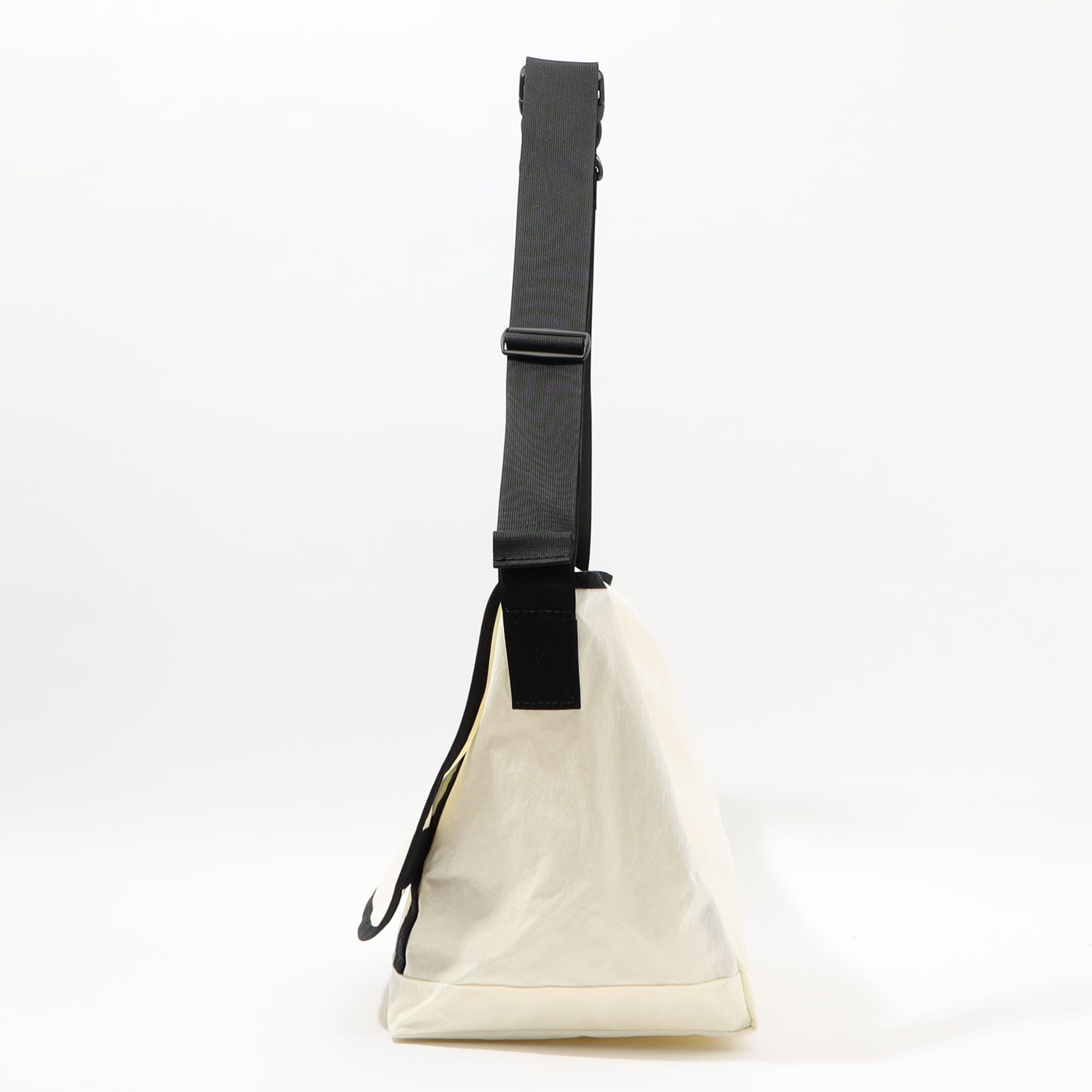 TEMBEA MESSENGER バッグ｜トゥモローランド 公式通販