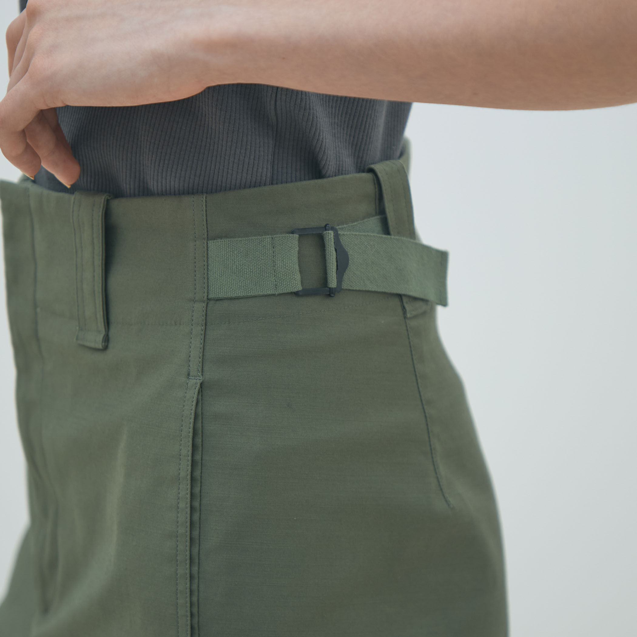 バックサテンスラブストレッチ テーパードパンツ｜トゥモローランド