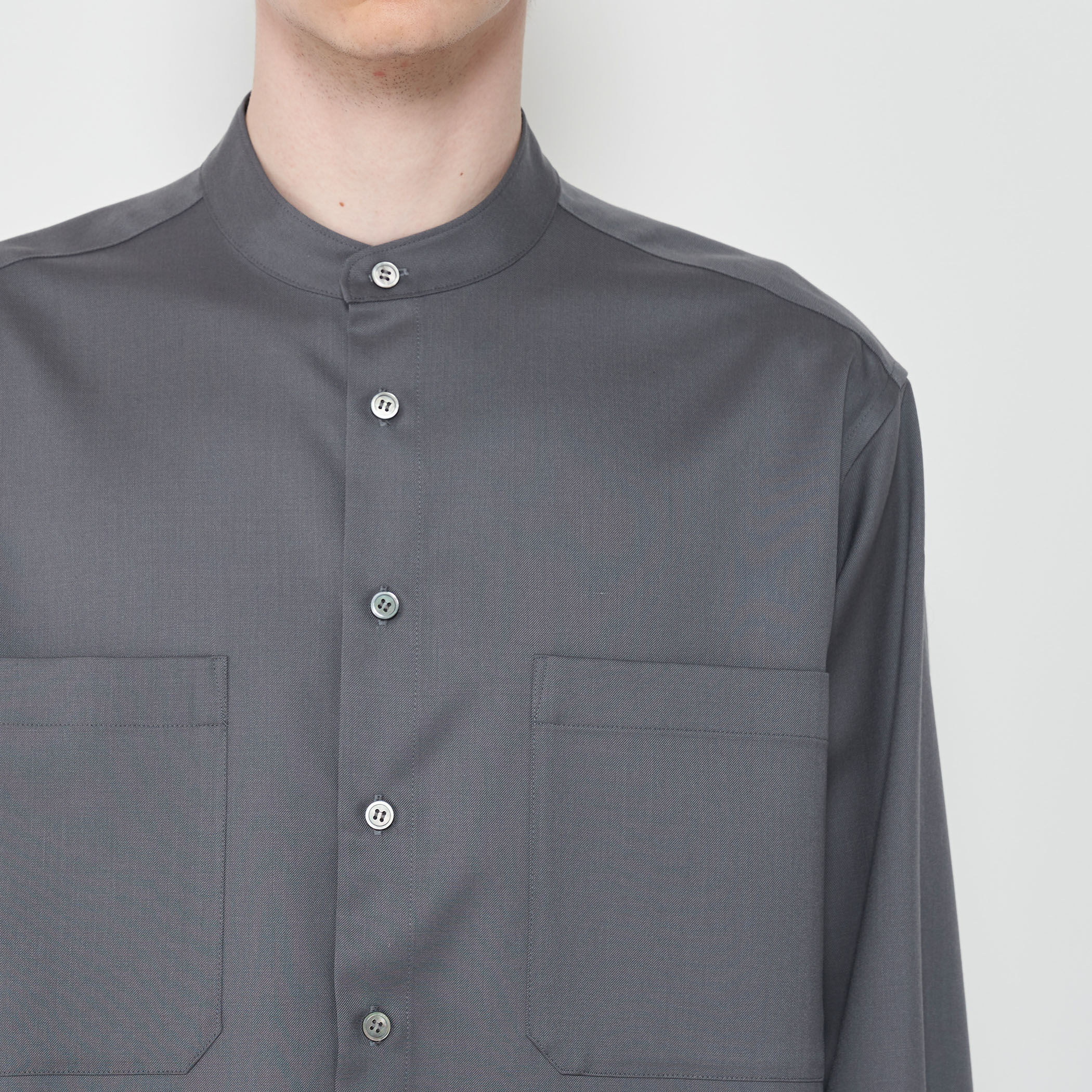 ウォッシャブルギャバジン スタンドカラーシャツ｜トゥモローランド