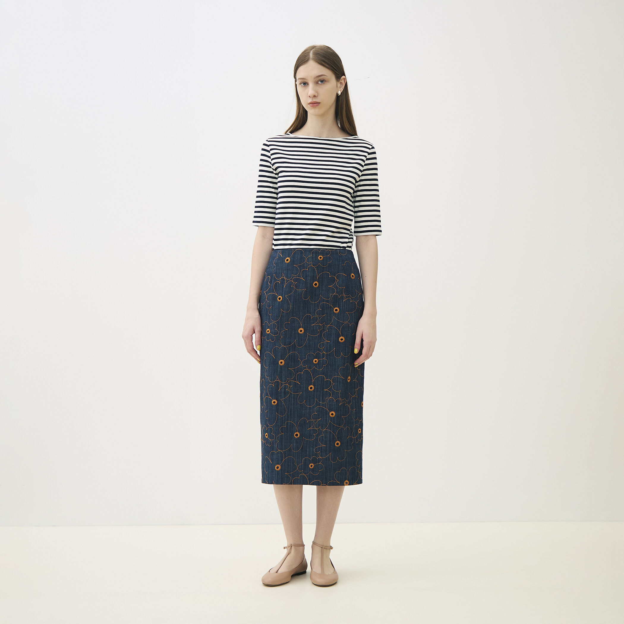 デニムフラワーリング タイトストレートスカート｜トゥモローランド