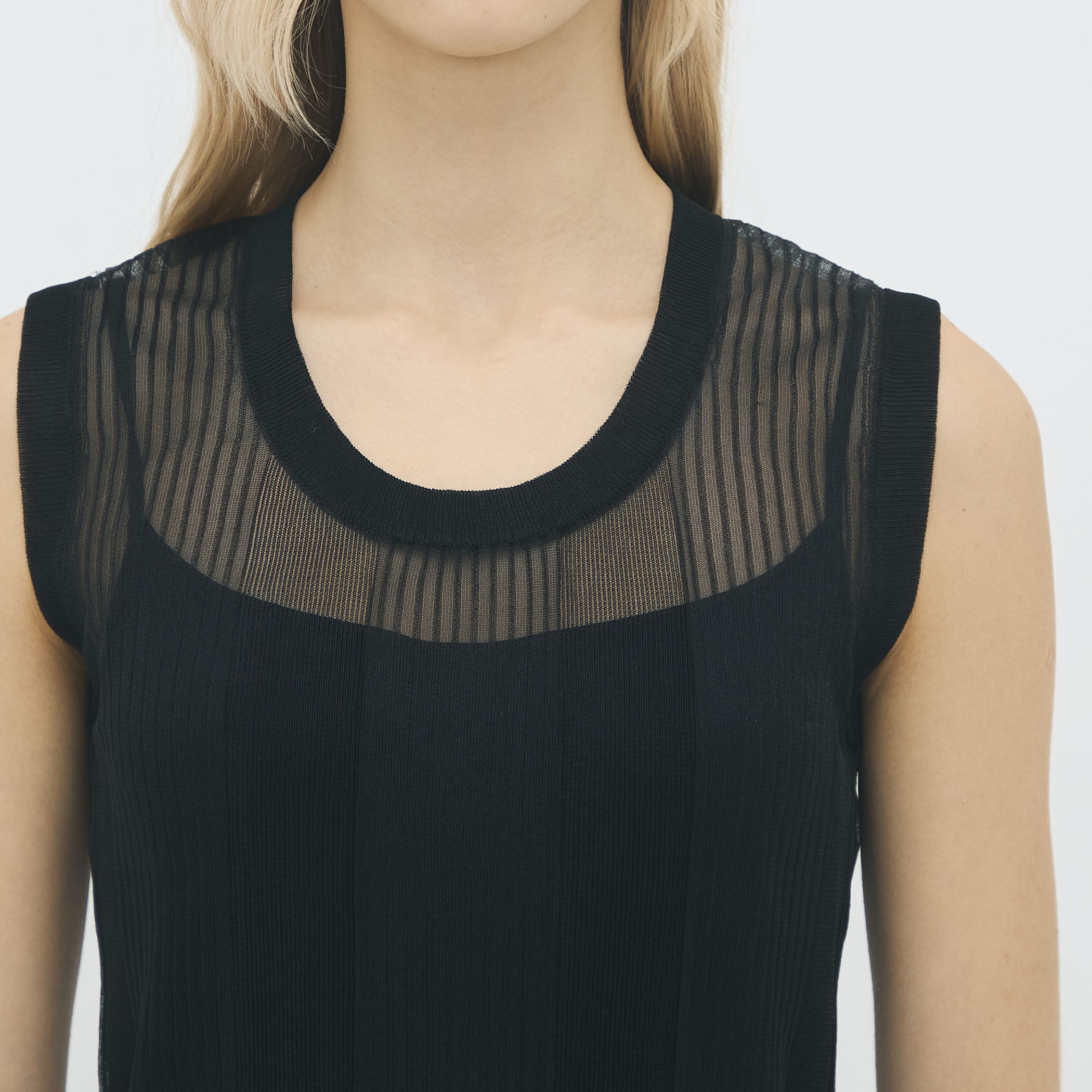 シアーナイロン ランダムリブノースリーブプルオーバー