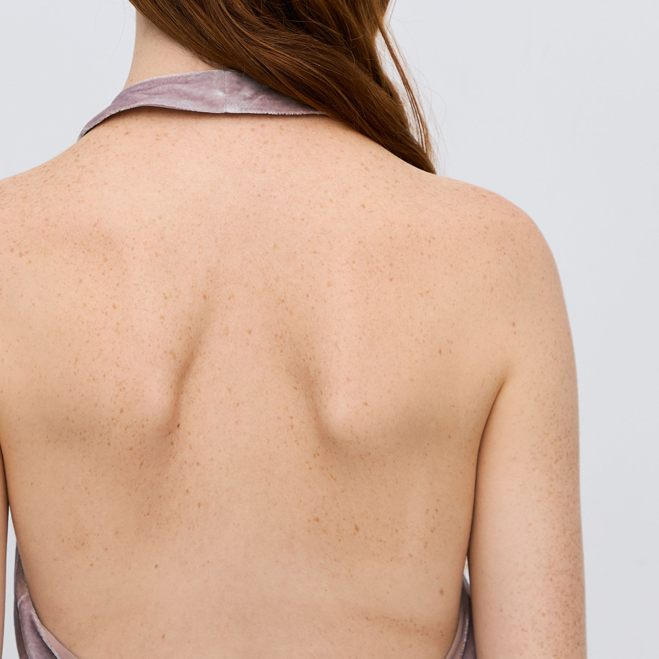 レーヨンシルクベルベット ホルターネックブラウス｜トゥモローランド