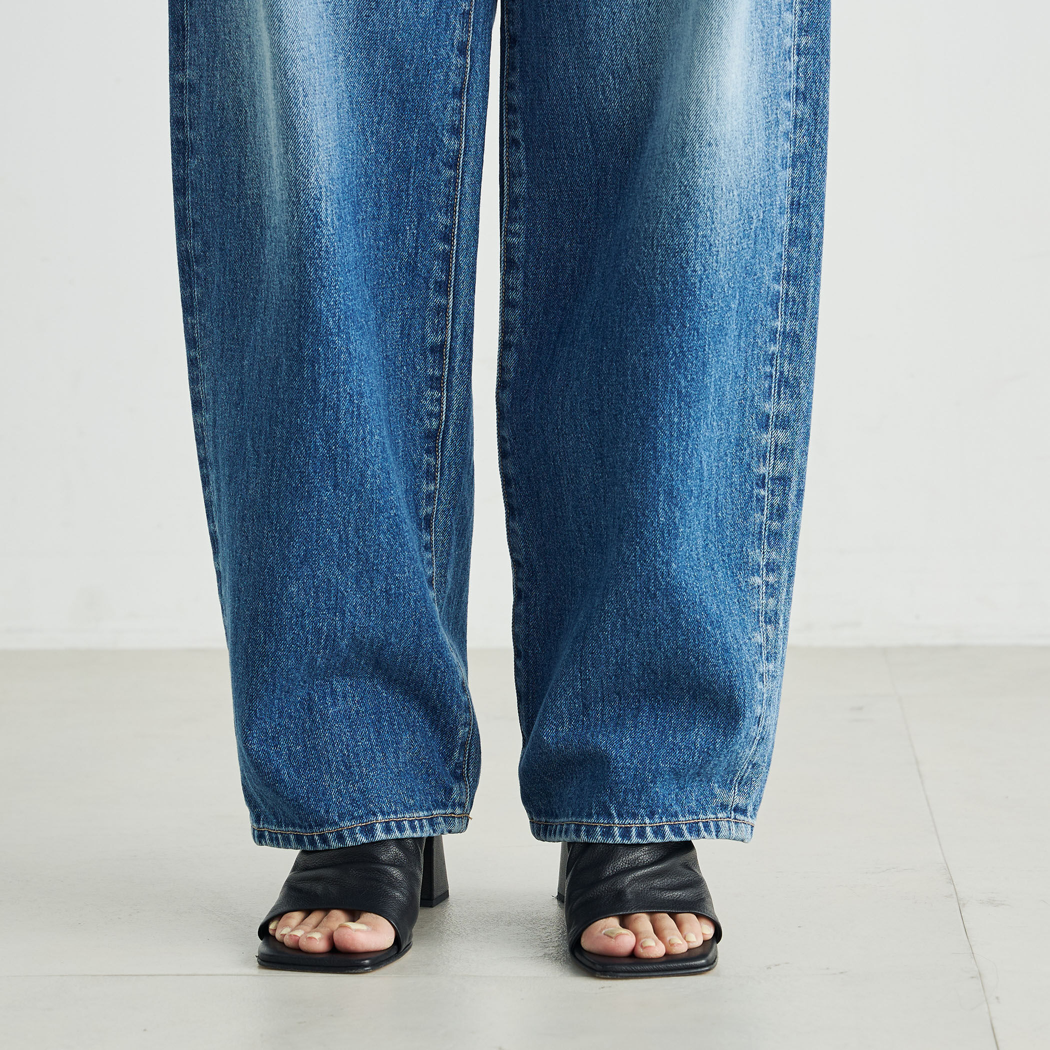 エッセンシャルデニム カービングパンツ｜トゥモローランド 公式通販