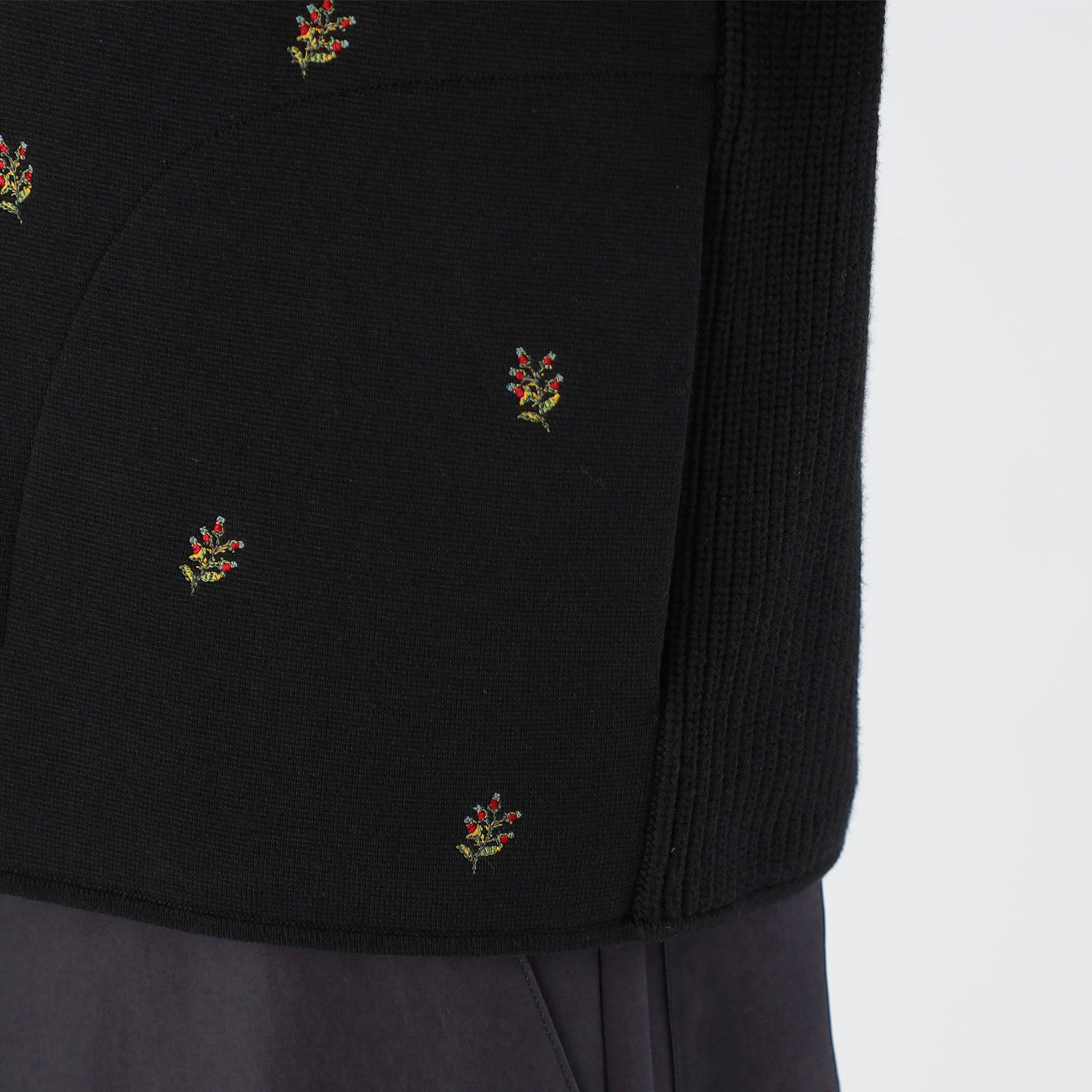 CABaN コットンカシミヤ フラワーエンブロイダリー クルーネックベスト CABaN コットンカシミヤ フラワーエンブロイダリー クルーネック