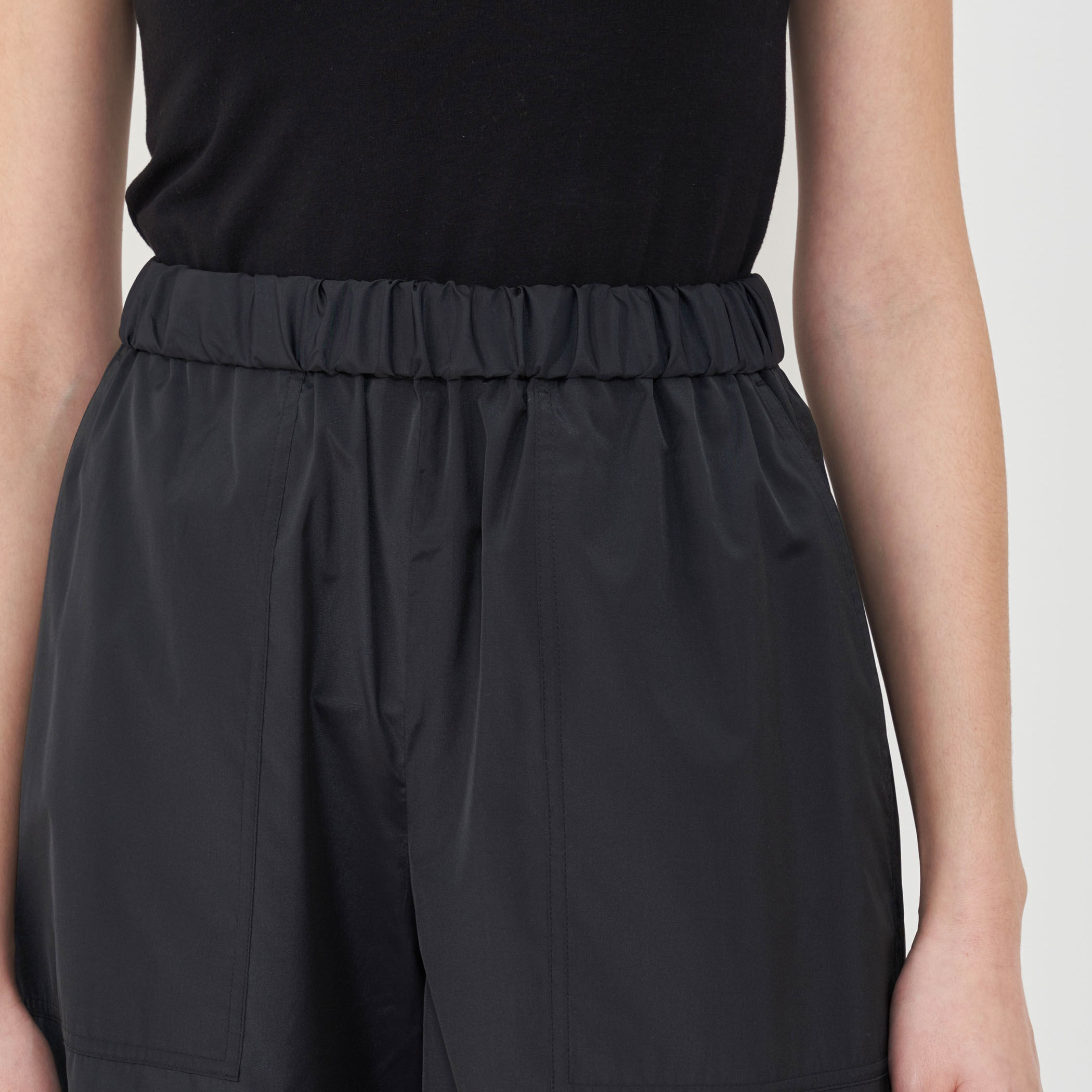 シルクタフタ イージーボリュームパンツ｜トゥモローランド 公式通販