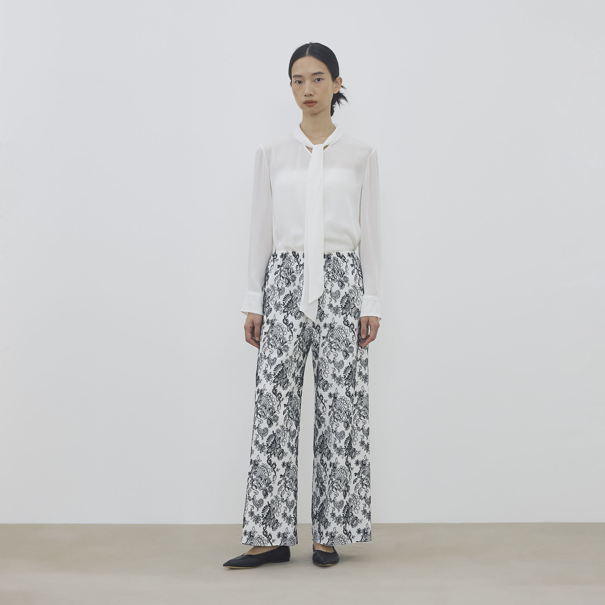 マリンレースエンブロイダリー リラックスパンツ｜トゥモローランド