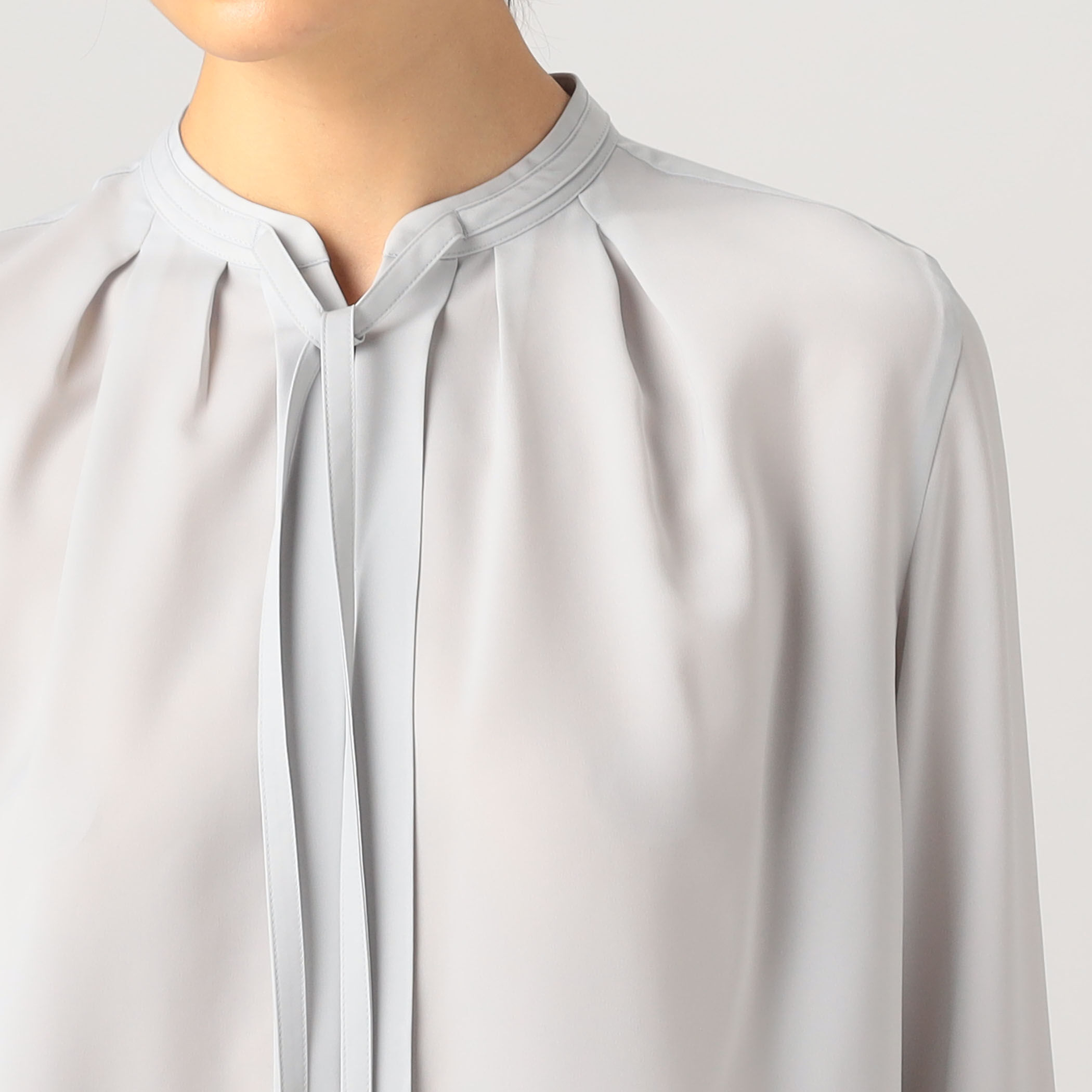 YA　TOMORROWLAND スムースサテン ストリングネックブラウス スムースサテン ストリングネックブラウス｜トゥモローランド 公式通販