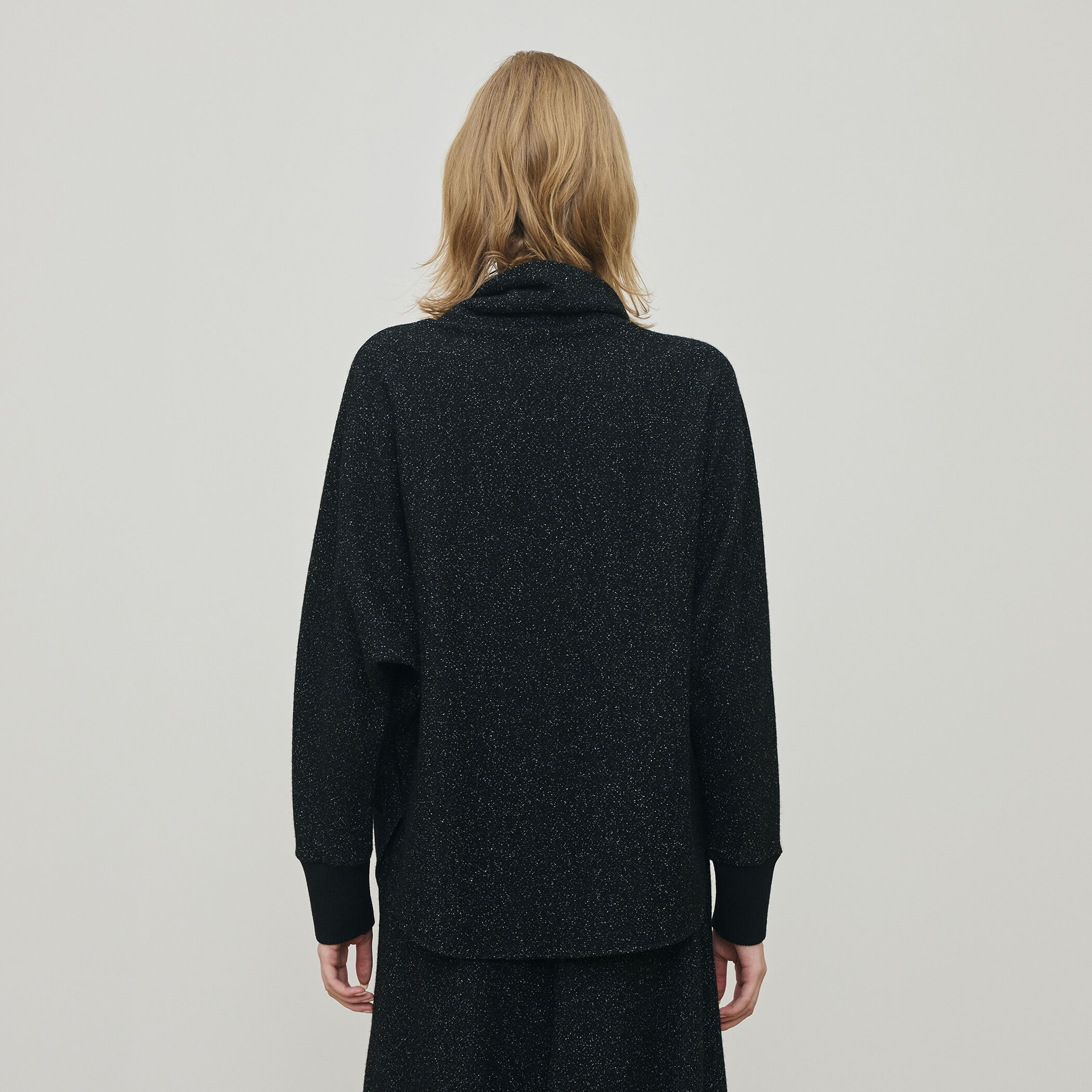 ノイジーインレーステッチ タートルネックプルオーバー