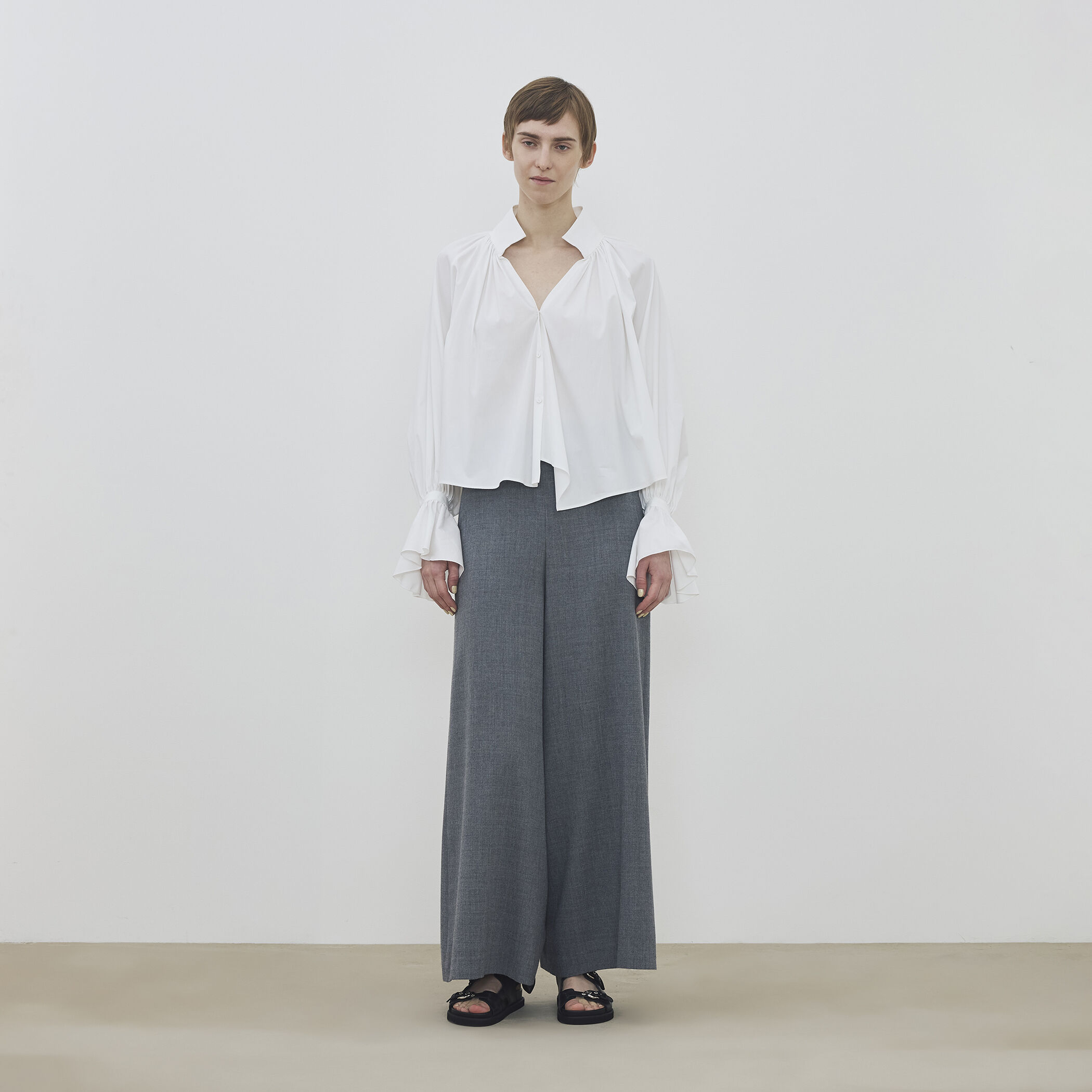 WEB先行予約】コットンストレッチポプリン ハイネックギャザーブラウス