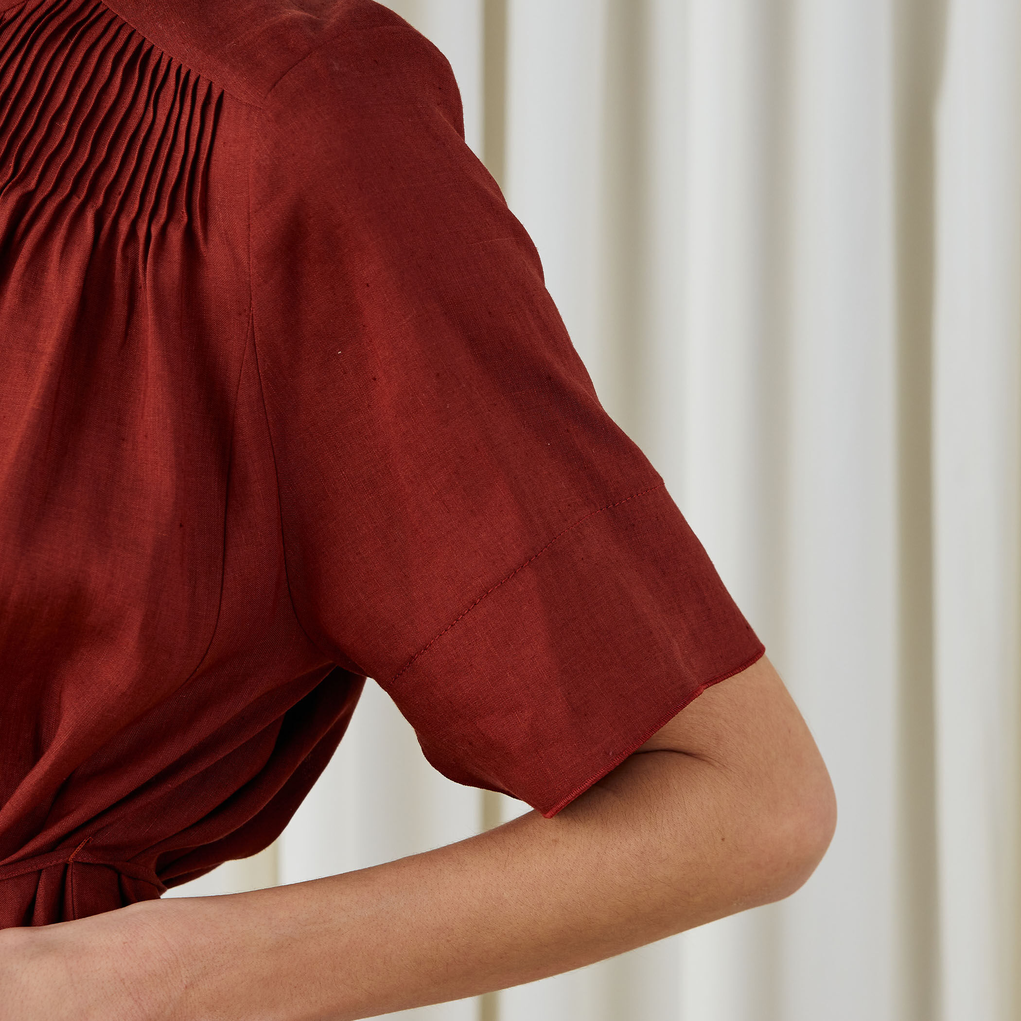 シルクリネンクロス アシンメトリーヘムブラウス｜トゥモローランド