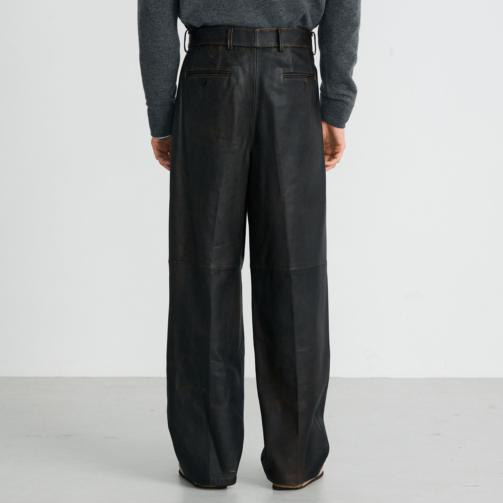 クラッシュレザー スラックス｜トゥモローランド 公式通販