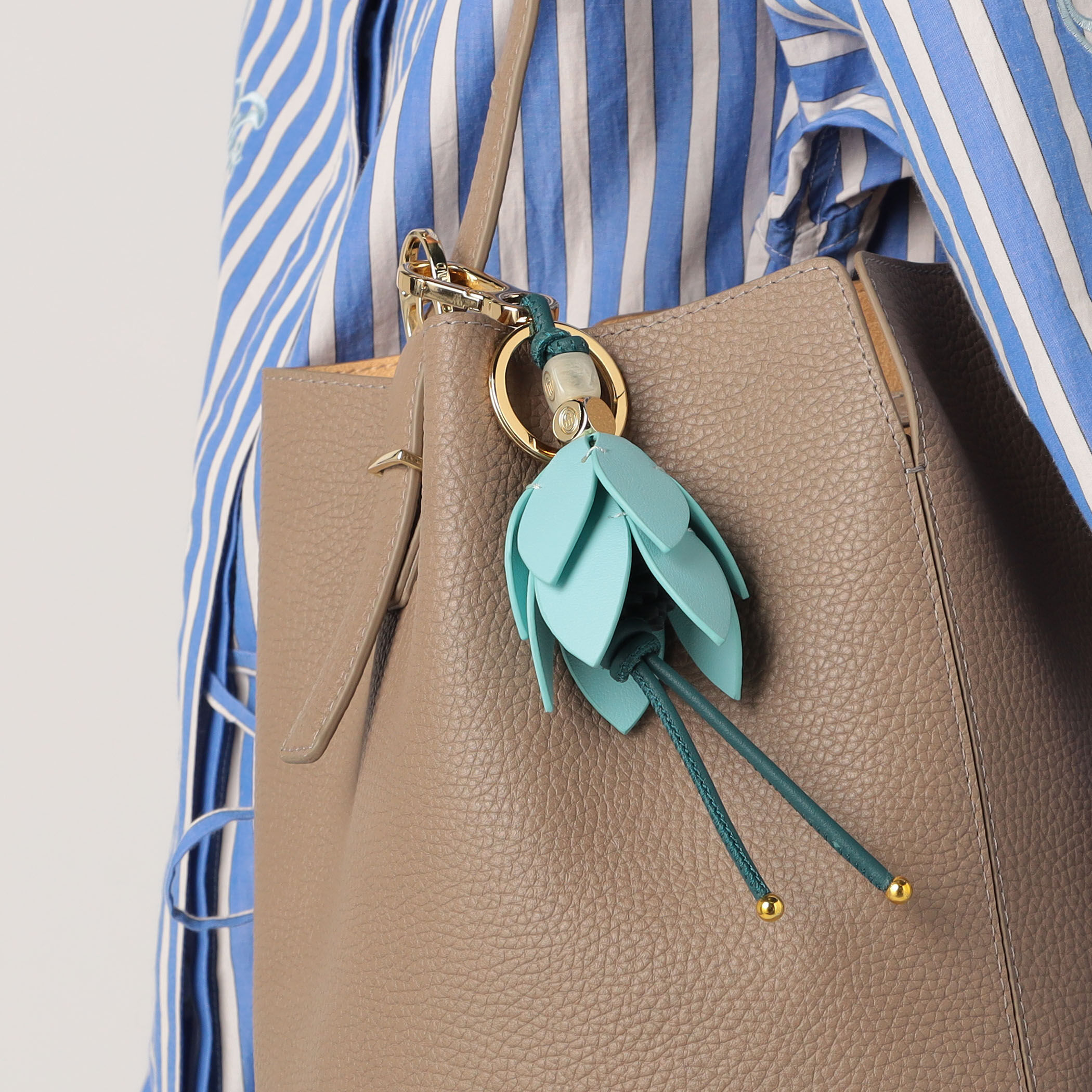 Atelier TOMORROWLAND フラワー チャーム｜トゥモローランド 公式通販