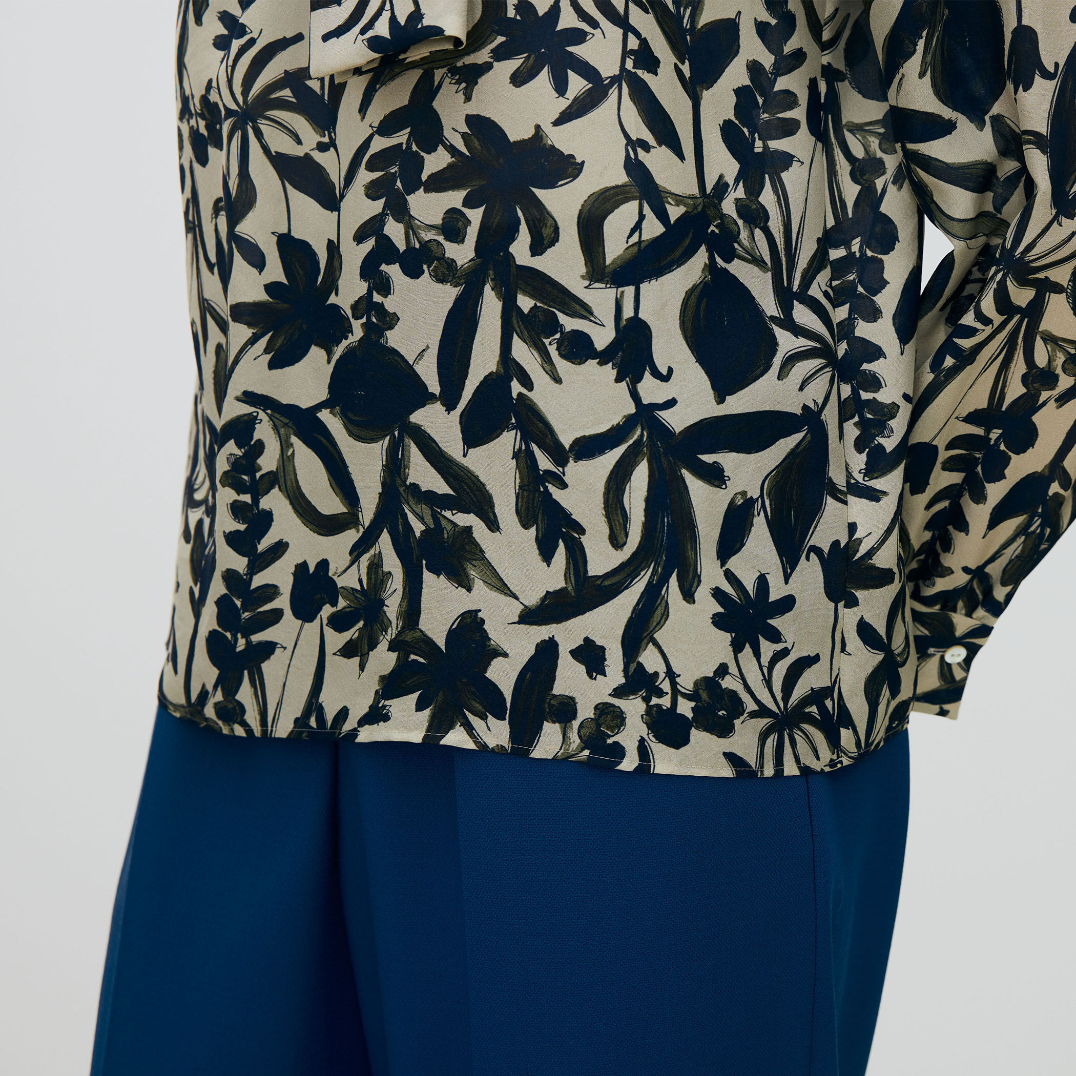 ホヤリーフプリント フロントタイブラウス｜トゥモローランド 公式通販