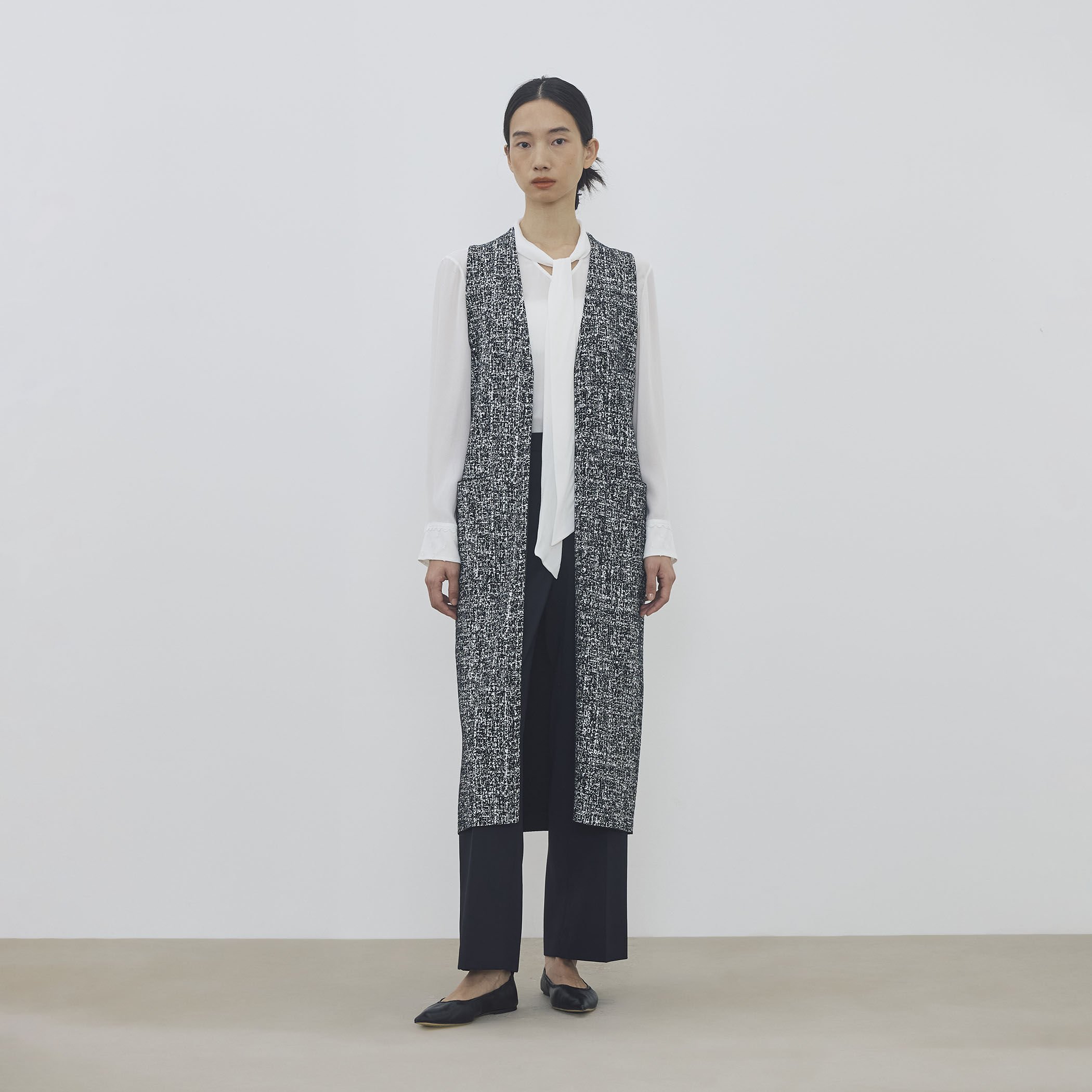 ツートーンジャカード Vネックロングジレ｜トゥモローランド 公式通販