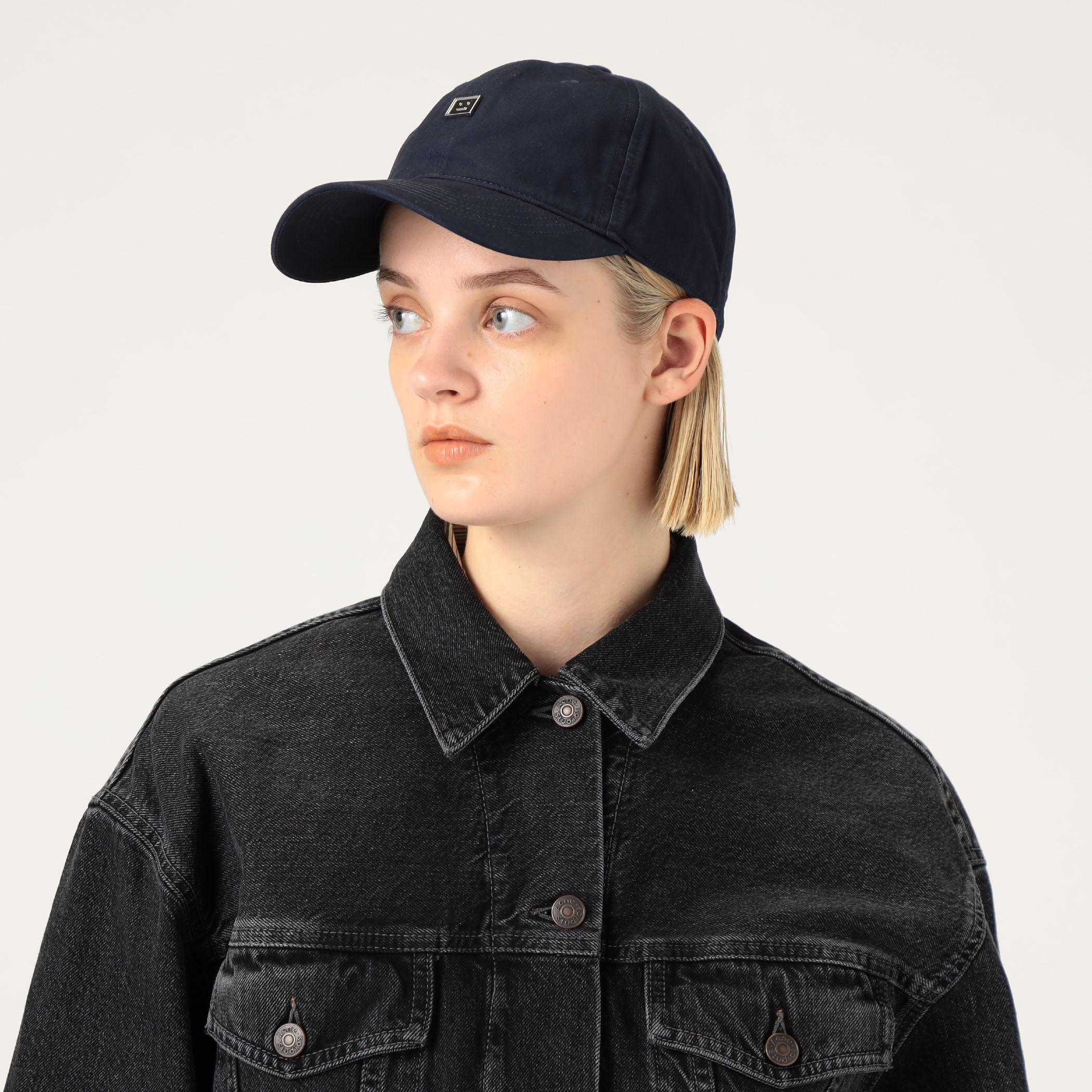 Acne Studios スタッズフェイスロゴ キャップ｜トゥモローランド